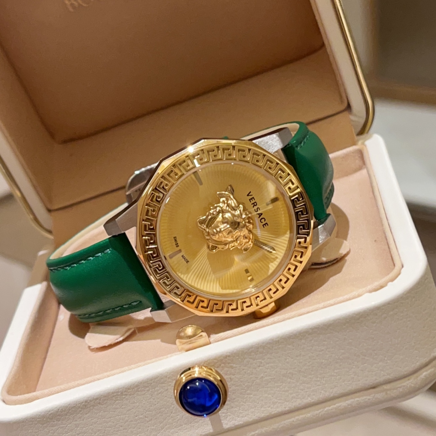 💰白壳280 金300
VERSACE 范思哲专柜最新款,神秘时间石英女表,简约双指针,镂空表壳,双层玻璃,表盘中央有3D美杜莎头像,精美绝伦,表圈珐琅顶环刻有希腊回纹,搭载进口石英机芯,匠心精工品质新能稳定,不错过你的诱惑时刻,生活防水,38MM表径,