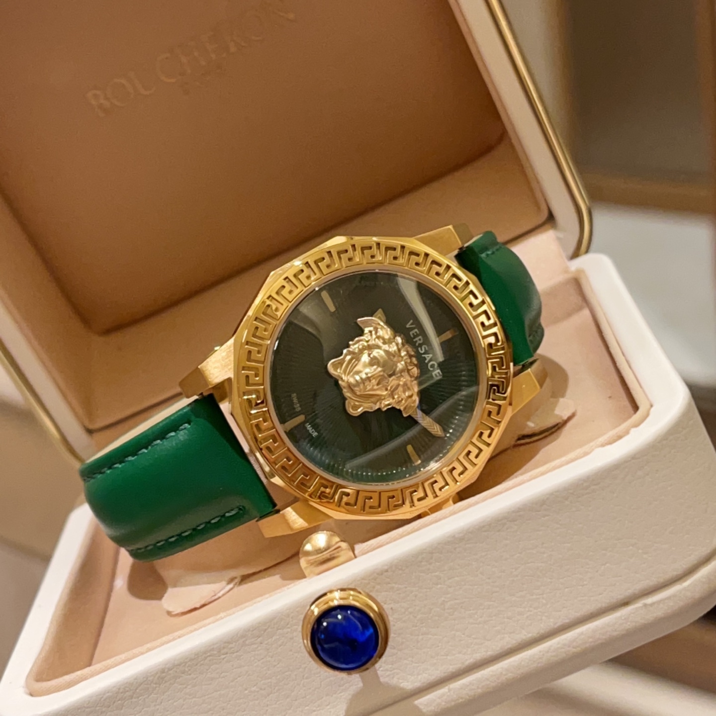 💰白壳280 金300
VERSACE 范思哲专柜最新款,神秘时间石英女表,简约双指针,镂空表壳,双层玻璃,表盘中央有3D美杜莎头像,精美绝伦,表圈珐琅顶环刻有希腊回纹,搭载进口石英机芯,匠心精工品质新能稳定,不错过你的诱惑时刻,生活防水,38MM表径,