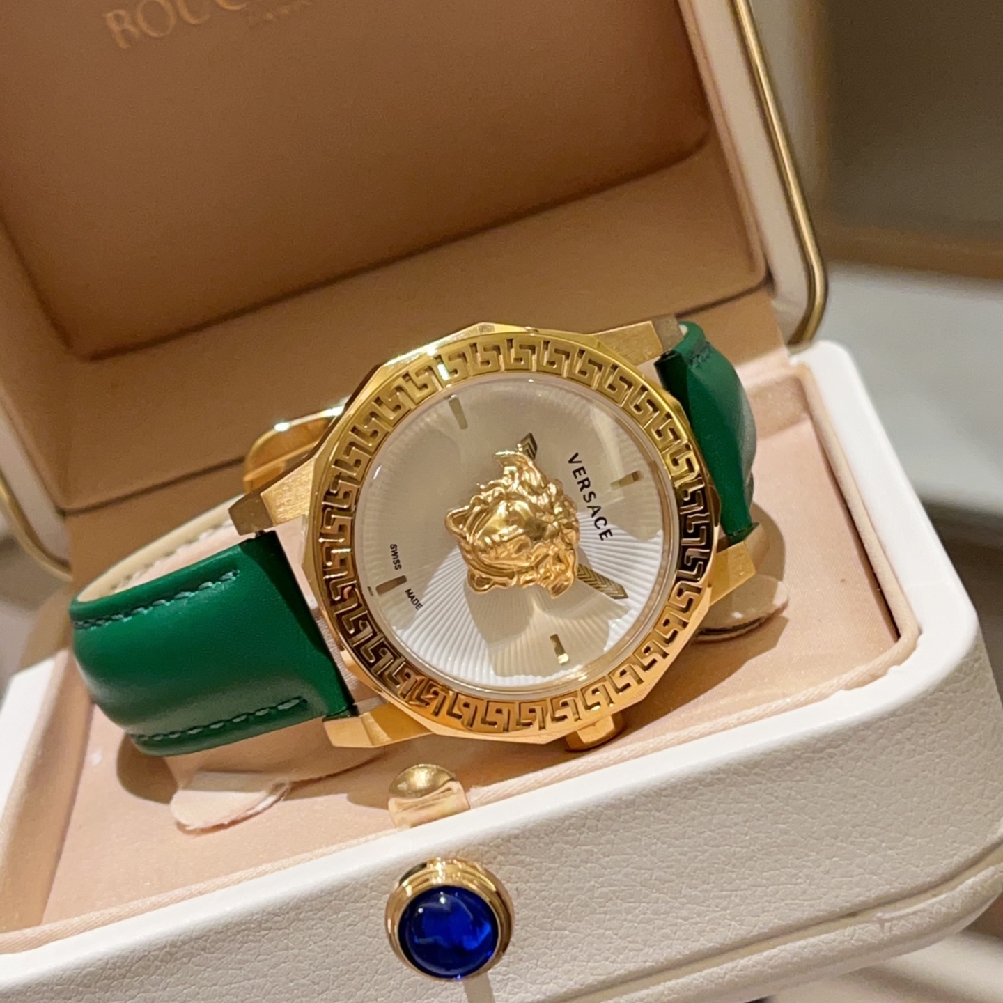 💰白壳280 金300
VERSACE 范思哲专柜最新款,神秘时间石英女表,简约双指针,镂空表壳,双层玻璃,表盘中央有3D美杜莎头像,精美绝伦,表圈珐琅顶环刻有希腊回纹,搭载进口石英机芯,匠心精工品质新能稳定,不错过你的诱惑时刻,生活防水,38MM表径,