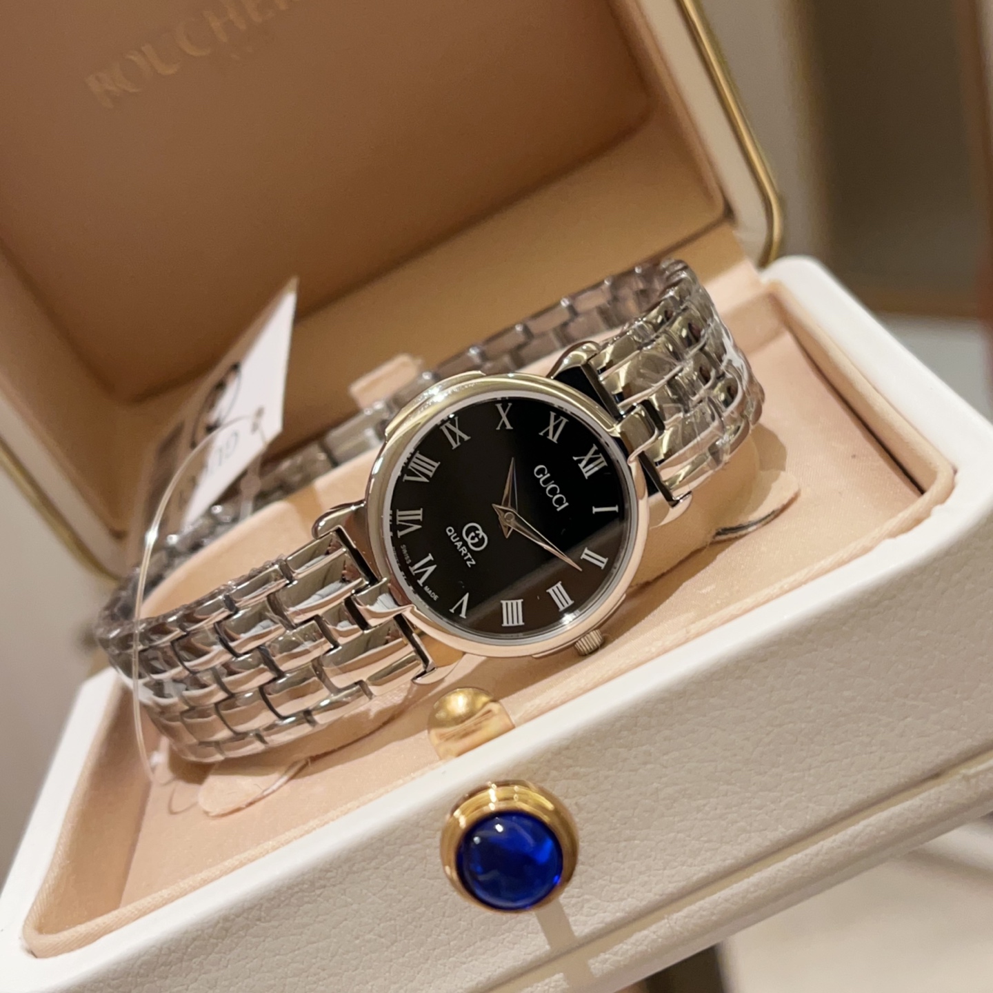 💰300
金冠罗马,带来一整个初夏浪漫气息💭
GUCCI罗马小白花,中古款
经典配色➕罗马刻度,太太太复古啦
28mm的石英小号,极简设计,超薄三件套
这个款式很难见到,头尾两个小皇冠
配裙子衬衣都很搭!当配饰时髦感拉满……
散发浓浓的初夏浪漫气息