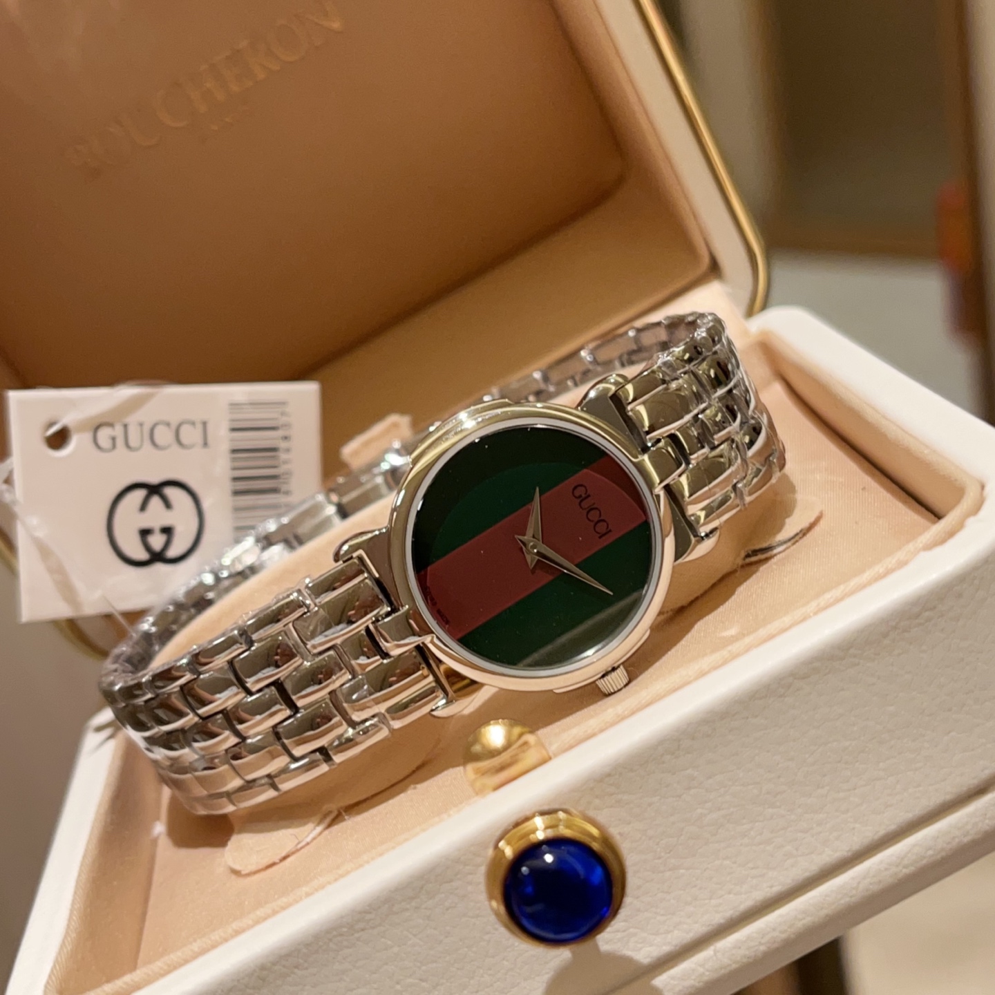 💰300
金冠罗马,带来一整个初夏浪漫气息💭
GUCCI罗马小白花,中古款
经典配色➕罗马刻度,太太太复古啦
28mm的石英小号,极简设计,超薄三件套
这个款式很难见到,头尾两个小皇冠
配裙子衬衣都很搭!当配饰时髦感拉满……
散发浓浓的初夏浪漫气息