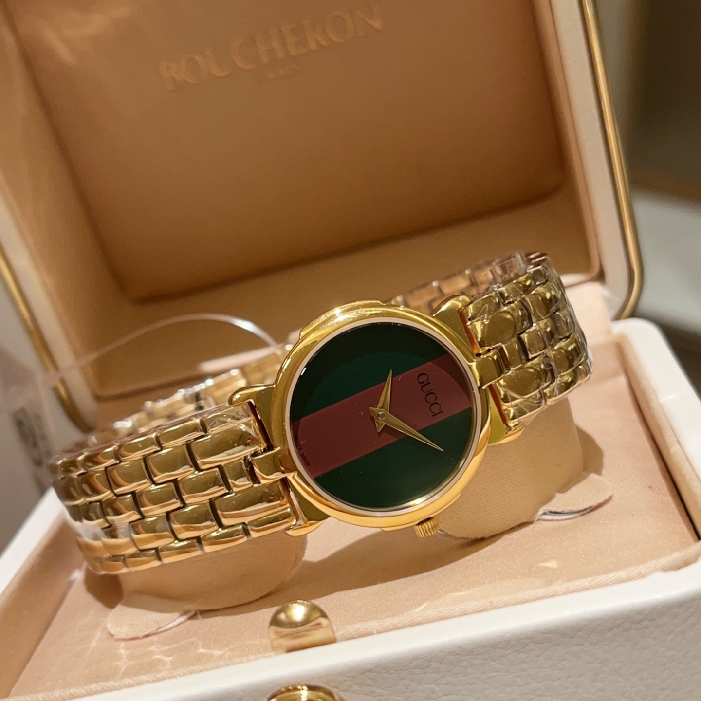 💰300
金冠罗马,带来一整个初夏浪漫气息💭
GUCCI罗马小白花,中古款
经典配色➕罗马刻度,太太太复古啦
28mm的石英小号,极简设计,超薄三件套
这个款式很难见到,头尾两个小皇冠
配裙子衬衣都很搭!当配饰时髦感拉满……
散发浓浓的初夏浪漫气息