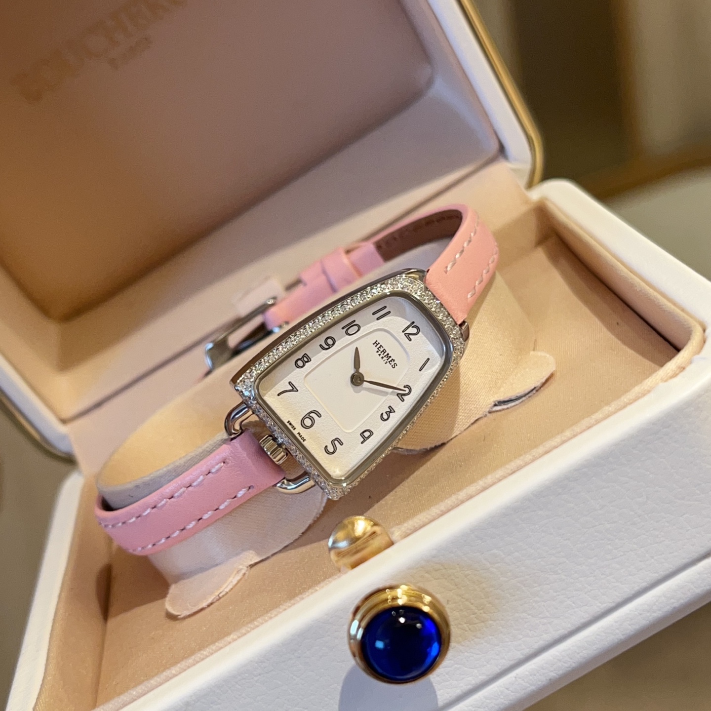 NO:394281,Gold 380 Diamond 100 Hermès launched the new season of the Galop d’Hermes series, which still draws inspiration from equestrian sports. The unique round shape of the case comes from the 'stirrup' element. The new work is unveiled with a more delicate 20x27.2mm size, which is more suitable for women's slender wrists. The 'Galop d’Hermes' series was released in 2019. It was designed by Hermès and African American artist Ini Archibong to reinterpret the 'stirrup' shape with soft case lines; the lugs also imitate the 'stirrup' link structure, forming a natural transition with the strap; the crown is located at 6 o'clock, making the entire watch present a perfect symmetrical layout.  The simple double-hand dial is elegantly designed, and the hour marking circle is decorated with grain, which has an excellent three-dimensional sense; the font of the digital hour mark is particularly playful, and the font size gradually changes with the shape of the case, creating a 'perspective mirror'-like effect; the number '8' also cleverly incorporates the inverted stirrup shape, echoing the case outline. The case is available in two material versions: stainless steel and rose gold - the stainless steel version is paired with a black calfskin strap; the rose gold version is lined with a gorgeous diamond-set bezel, showing bright and dazzling fire color. Equipped with Swiss quartz movement,,,,,,,,,,,,,,,,,,,,,,,,,,,,,,,,,,,,,,,,,,,,,,,,,,,,,,,,,,,,,,,,,,,,,,,,,,,,,,,,,,,,,,,,,,,,,,,,,,,,,,,,,,,,,,,,,,,,,,,,,,,,,,,,,,,,,,,,,,,,,,,,,,,,,,,,,,,,,,,,,,,,,,,,,,,,,,,,,,,,,,,,,,,,,,,,,,,,,,,,,,,,,,,,,,,,,,,,,,,,,,,,,,,,,,,,,,,,,,,,,,,,,,,,,,,,,,,,,,,,,,,,,,,,,,,,,,,,,,,,,,,,,,,,,,,,,,,,,,,,,,,,,,,,,,,,,,,,,,,,,,,,,,,,,,,,,,,,,,,,,,,,19860909金 380 钻 100 Hermès 推出 Galop d’Hermes 系列新一季腕表作品,依然从马术运动中汲取灵感,表壳独特的圆润造型源自于「马镫」元素.新作以更细巧的 20x27.2mm 尺寸亮相,更贴合女性纤细的手腕. 「Galop d’Hermes」系列发布于2019年,由 Hermès 与美国非裔艺术家 Ini Archibong 合作设计,以柔和的表壳线条重新演绎「马镫」造型；表耳亦模仿「马镫」链接结构,与表带形成自然过渡；表冠位于6点位置,让整枚表呈现完美对称布局. 简洁的双针表盘设计优雅,时标刻度圈经过粒面装饰,具有出色的立体感；数字时标的字体尤为俏皮,字号随着表壳形状而渐次变化,营造出「透视镜」般的效果；数字「8」还巧妙融入倒置的马镫形状,与表壳轮廓形成呼应. 表壳可选精钢、玫瑰金2个材质版本——精钢版搭配黑色小牛皮表带；玫瑰金版衬以华丽的镶钻表圈,,展现明亮而耀眼的火彩.搭载瑞士石英机芯,,,hermes,cowhide,Watch