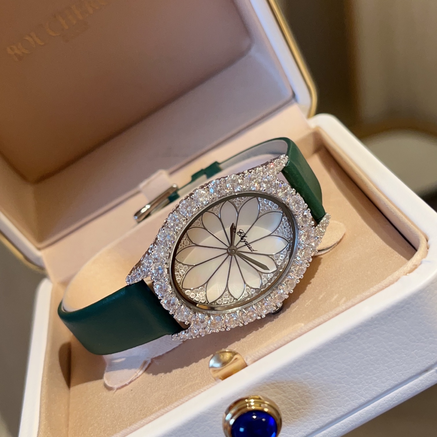 💰270
Chopard肖邦L‘HeureduDiamant#系列腕表，采用品牌标志性“皇冠爪镶”工艺，以精湛技艺与风格为女性之美谱写出一曲奢美的颂歌，一如作品上镶嵌的耀眼美钻，永恒不息地赞颂着光的魅力，佩戴后每分每秒闪耀璀璨。