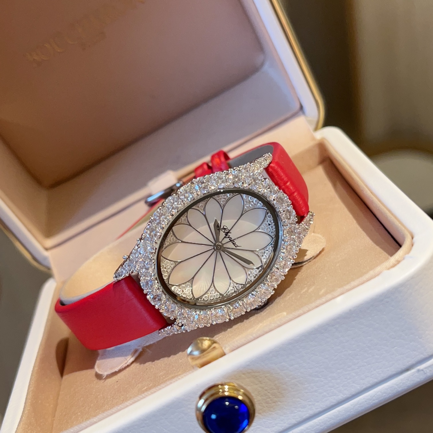 💰270
Chopard肖邦L‘HeureduDiamant#系列腕表，采用品牌标志性“皇冠爪镶”工艺，以精湛技艺与风格为女性之美谱写出一曲奢美的颂歌，一如作品上镶嵌的耀眼美钻，永恒不息地赞颂着光的魅力，佩戴后每分每秒闪耀璀璨。