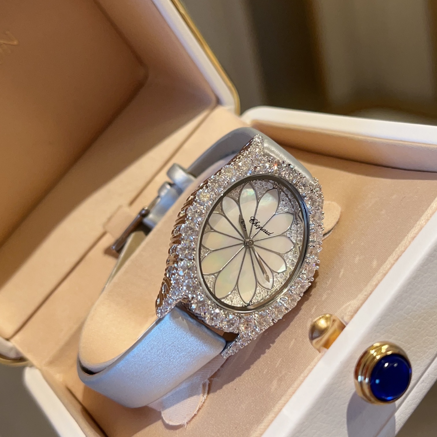 💰270
Chopard肖邦L‘HeureduDiamant#系列腕表，采用品牌标志性“皇冠爪镶”工艺，以精湛技艺与风格为女性之美谱写出一曲奢美的颂歌，一如作品上镶嵌的耀眼美钻，永恒不息地赞颂着光的魅力，佩戴后每分每秒闪耀璀璨。