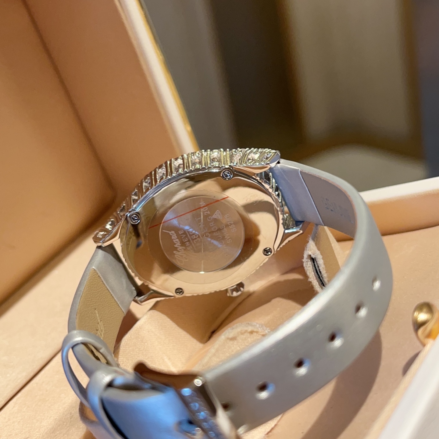 💰270
Chopard肖邦L‘HeureduDiamant#系列腕表，采用品牌标志性“皇冠爪镶”工艺，以精湛技艺与风格为女性之美谱写出一曲奢美的颂歌，一如作品上镶嵌的耀眼美钻，永恒不息地赞颂着光的魅力，佩戴后每分每秒闪耀璀璨。