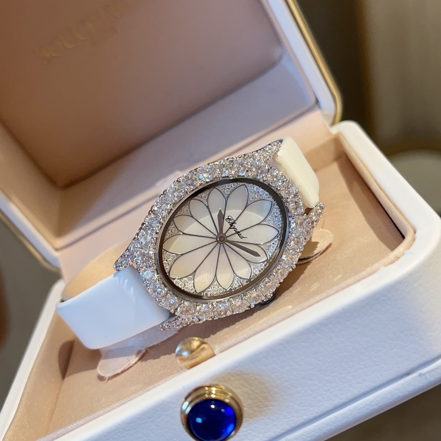 💰270
Chopard肖邦L‘HeureduDiamant#系列腕表，采用品牌标志性“皇冠爪镶”工艺，以精湛技艺与风格为女性之美谱写出一曲奢美的颂歌，一如作品上镶嵌的耀眼美钻，永恒不息地赞颂着光的魅力，佩戴后每分每秒闪耀璀璨。