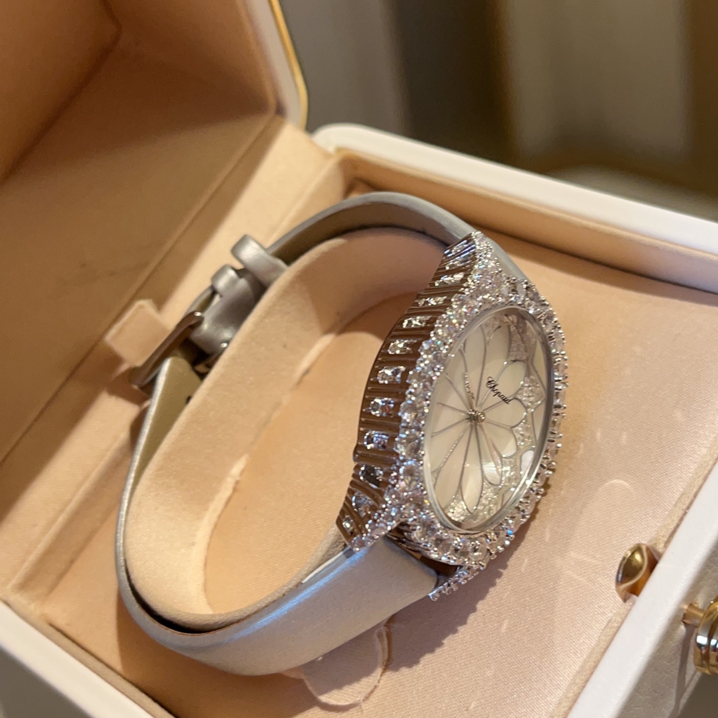 💰270
Chopard肖邦L‘HeureduDiamant#系列腕表，采用品牌标志性“皇冠爪镶”工艺，以精湛技艺与风格为女性之美谱写出一曲奢美的颂歌，一如作品上镶嵌的耀眼美钻，永恒不息地赞颂着光的魅力，佩戴后每分每秒闪耀璀璨。