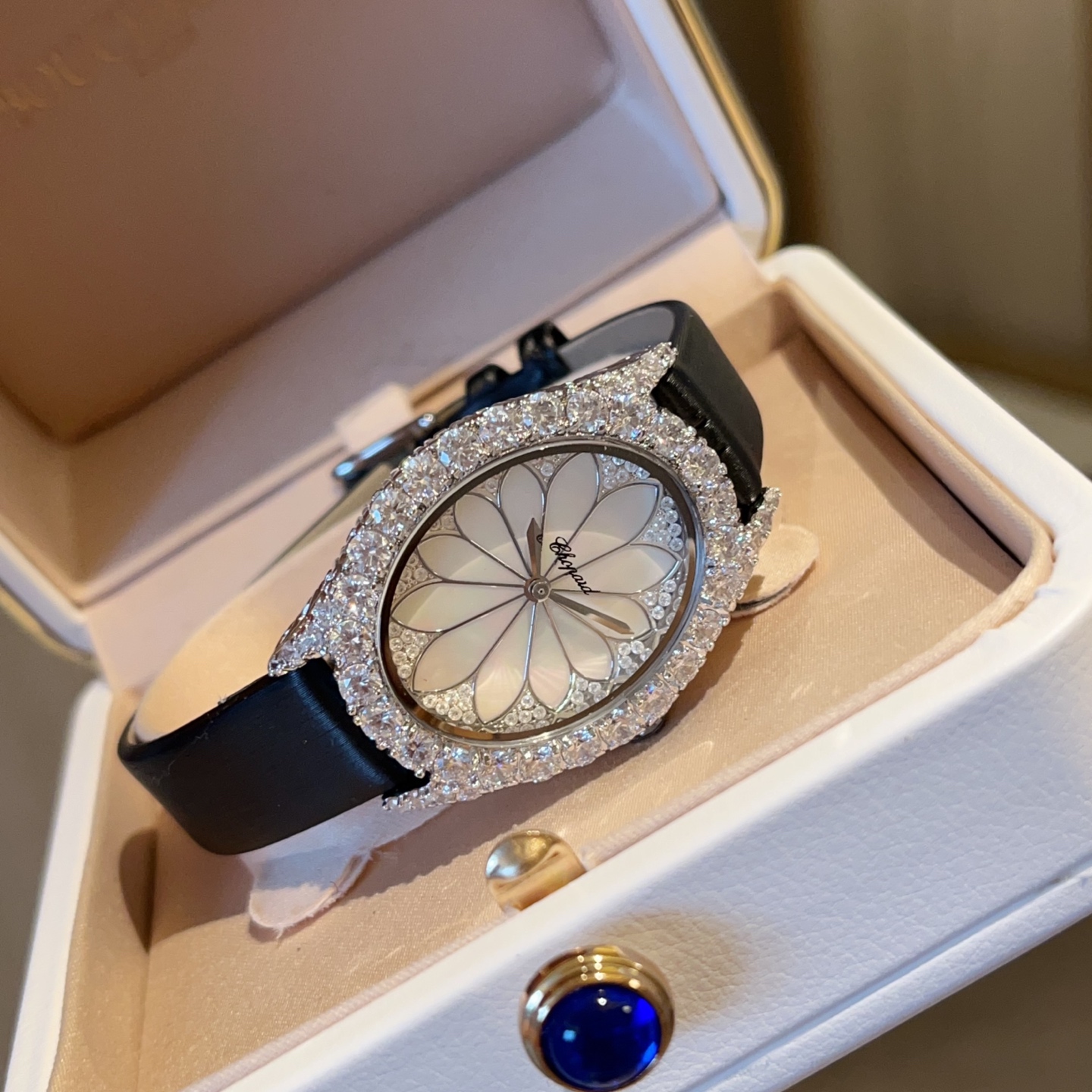 💰270
Chopard肖邦L‘HeureduDiamant#系列腕表，采用品牌标志性“皇冠爪镶”工艺，以精湛技艺与风格为女性之美谱写出一曲奢美的颂歌，一如作品上镶嵌的耀眼美钻，永恒不息地赞颂着光的魅力，佩戴后每分每秒闪耀璀璨。