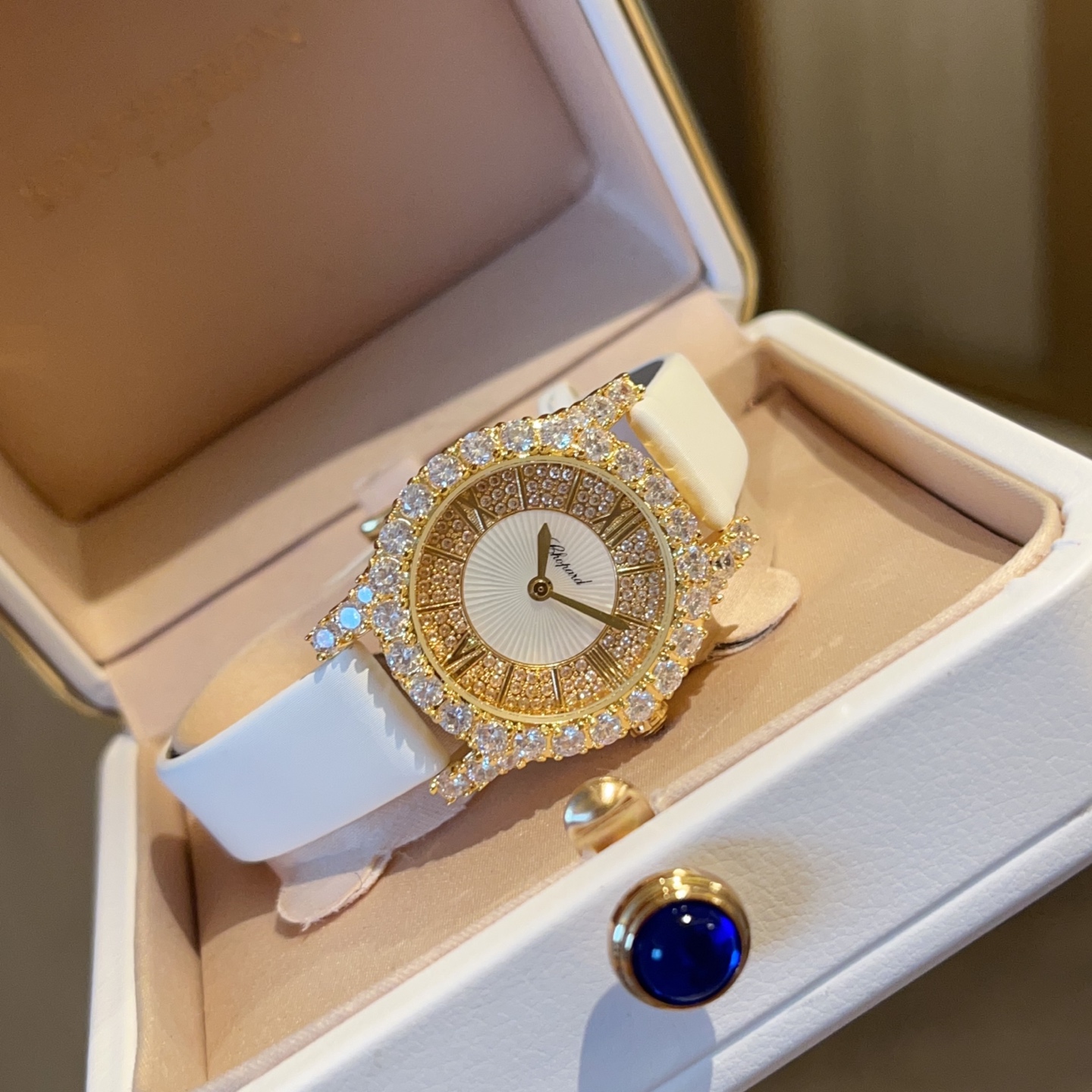 💰270
Chopard肖邦L‘HeureduDiamant#系列腕表，采用品牌标志性“皇冠爪镶”工艺，以精湛技艺与风格为女性之美谱写出一曲奢美的颂歌，一如作品上镶嵌的耀眼美钻，永恒不息地赞颂着光的魅力，佩戴后每分每秒闪耀璀璨。