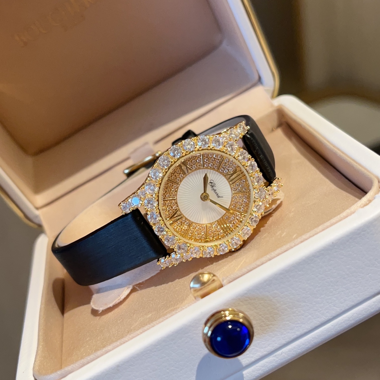 💰270
Chopard肖邦L‘HeureduDiamant#系列腕表，采用品牌标志性“皇冠爪镶”工艺，以精湛技艺与风格为女性之美谱写出一曲奢美的颂歌，一如作品上镶嵌的耀眼美钻，永恒不息地赞颂着光的魅力，佩戴后每分每秒闪耀璀璨。