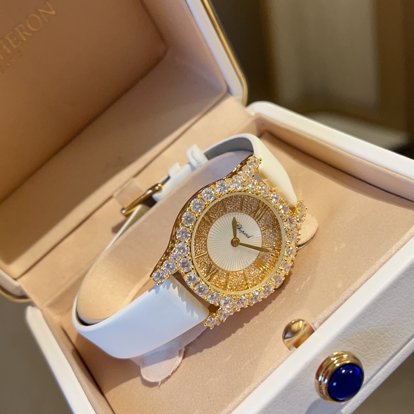 💰270
Chopard肖邦L‘HeureduDiamant#系列腕表，采用品牌标志性“皇冠爪镶”工艺，以精湛技艺与风格为女性之美谱写出一曲奢美的颂歌，一如作品上镶嵌的耀眼美钻，永恒不息地赞颂着光的魅力，佩戴后每分每秒闪耀璀璨。