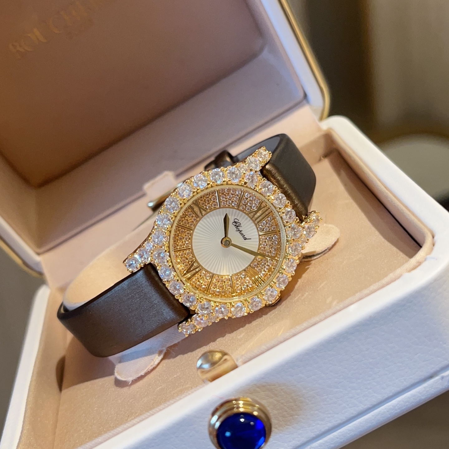 💰270
Chopard肖邦L‘HeureduDiamant#系列腕表，采用品牌标志性“皇冠爪镶”工艺，以精湛技艺与风格为女性之美谱写出一曲奢美的颂歌，一如作品上镶嵌的耀眼美钻，永恒不息地赞颂着光的魅力，佩戴后每分每秒闪耀璀璨。