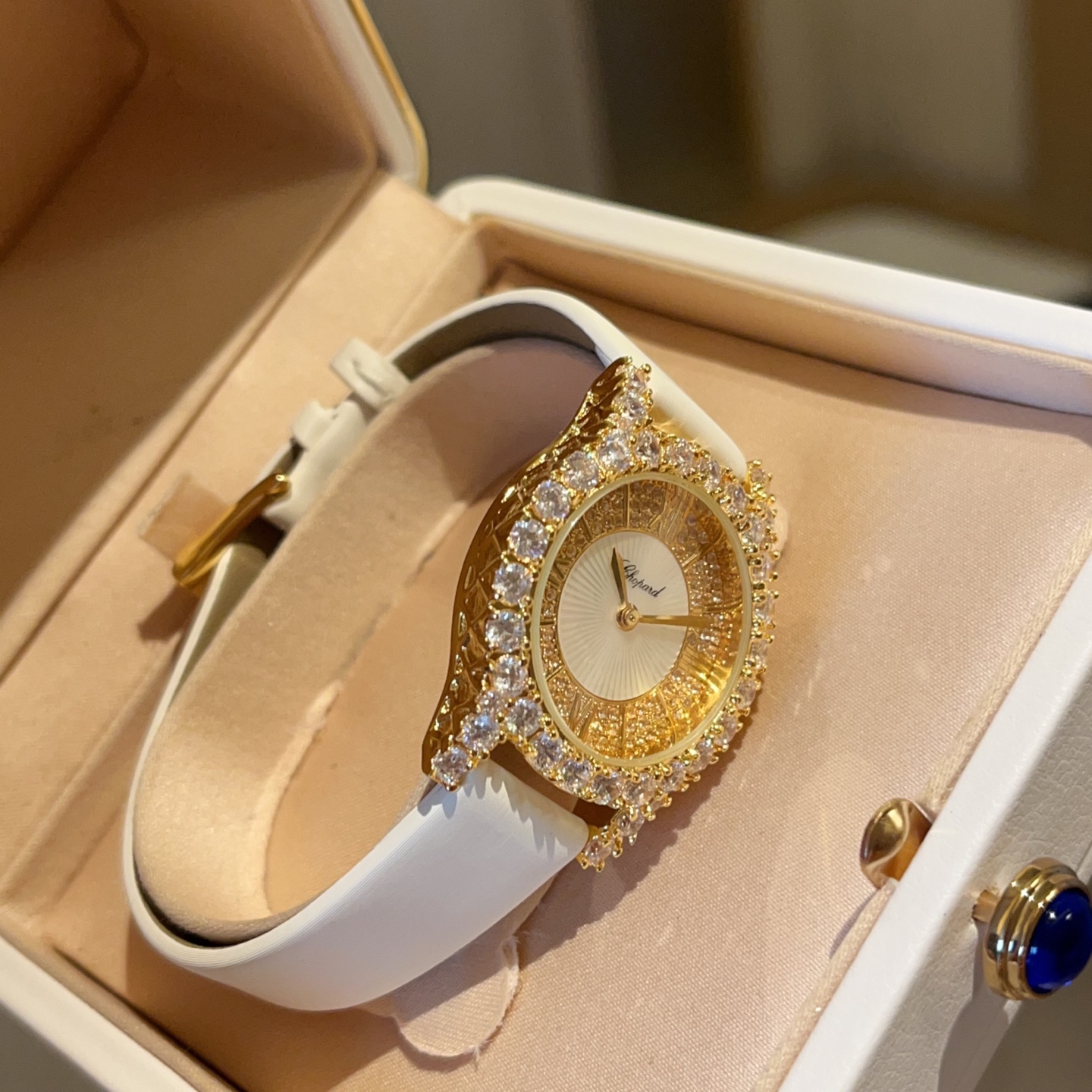 💰270
Chopard肖邦L‘HeureduDiamant#系列腕表，采用品牌标志性“皇冠爪镶”工艺，以精湛技艺与风格为女性之美谱写出一曲奢美的颂歌，一如作品上镶嵌的耀眼美钻，永恒不息地赞颂着光的魅力，佩戴后每分每秒闪耀璀璨。