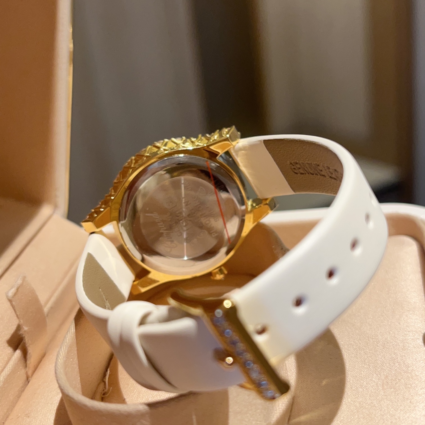 💰270
Chopard肖邦L‘HeureduDiamant#系列腕表，采用品牌标志性“皇冠爪镶”工艺，以精湛技艺与风格为女性之美谱写出一曲奢美的颂歌，一如作品上镶嵌的耀眼美钻，永恒不息地赞颂着光的魅力，佩戴后每分每秒闪耀璀璨。