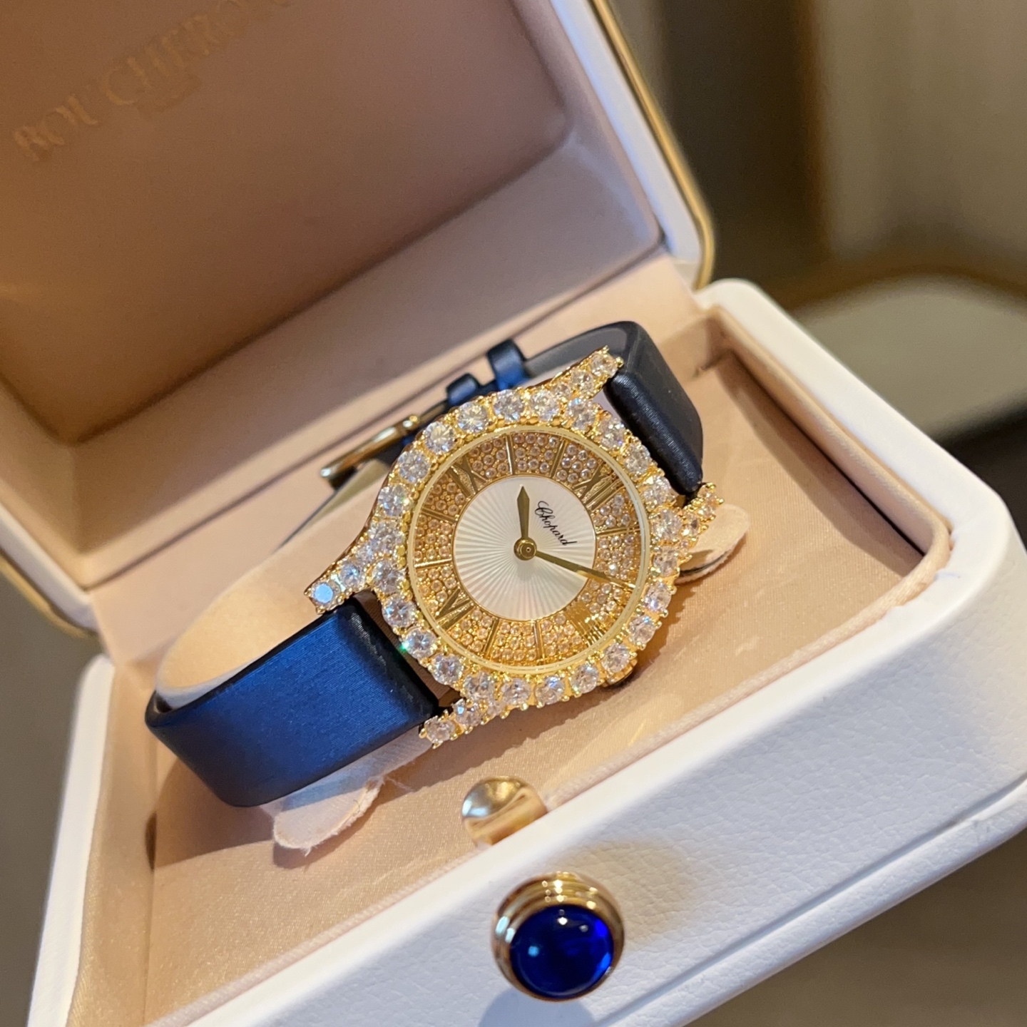 💰270
Chopard肖邦L‘HeureduDiamant#系列腕表，采用品牌标志性“皇冠爪镶”工艺，以精湛技艺与风格为女性之美谱写出一曲奢美的颂歌，一如作品上镶嵌的耀眼美钻，永恒不息地赞颂着光的魅力，佩戴后每分每秒闪耀璀璨。