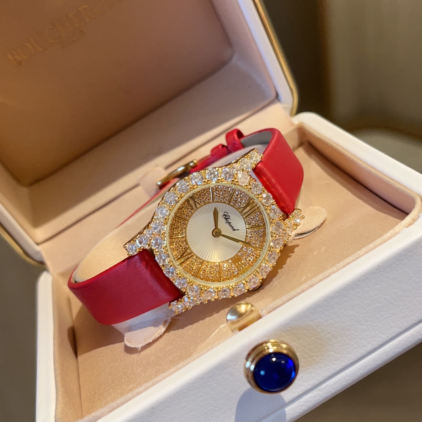 💰270
Chopard肖邦L‘HeureduDiamant#系列腕表，采用品牌标志性“皇冠爪镶”工艺，以精湛技艺与风格为女性之美谱写出一曲奢美的颂歌，一如作品上镶嵌的耀眼美钻，永恒不息地赞颂着光的魅力，佩戴后每分每秒闪耀璀璨。
