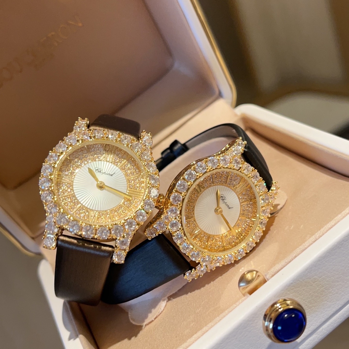 💰270
Chopard肖邦L‘HeureduDiamant#系列腕表，采用品牌标志性“皇冠爪镶”工艺，以精湛技艺与风格为女性之美谱写出一曲奢美的颂歌，一如作品上镶嵌的耀眼美钻，永恒不息地赞颂着光的魅力，佩戴后每分每秒闪耀璀璨。