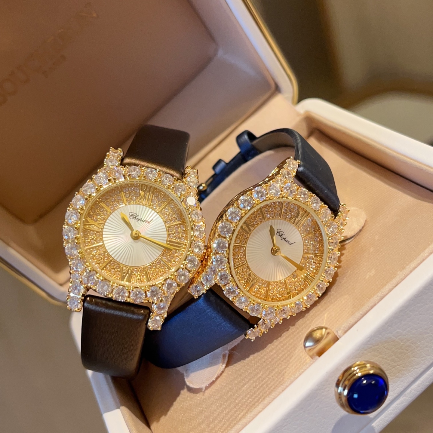 💰270
Chopard肖邦L‘HeureduDiamant#系列腕表，采用品牌标志性“皇冠爪镶”工艺，以精湛技艺与风格为女性之美谱写出一曲奢美的颂歌，一如作品上镶嵌的耀眼美钻，永恒不息地赞颂着光的魅力，佩戴后每分每秒闪耀璀璨。