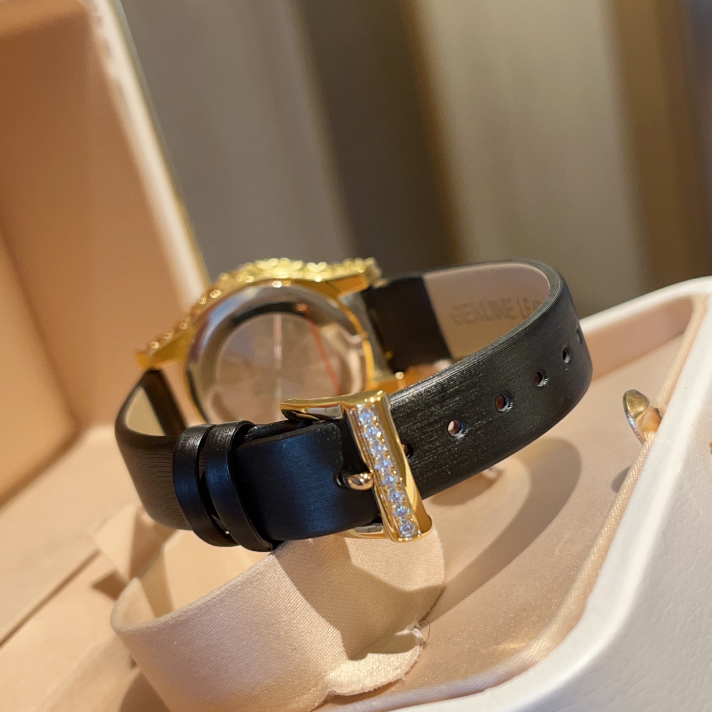 💰270
Chopard肖邦L‘HeureduDiamant#系列腕表，采用品牌标志性“皇冠爪镶”工艺，以精湛技艺与风格为女性之美谱写出一曲奢美的颂歌，一如作品上镶嵌的耀眼美钻，永恒不息地赞颂着光的魅力，佩戴后每分每秒闪耀璀璨。