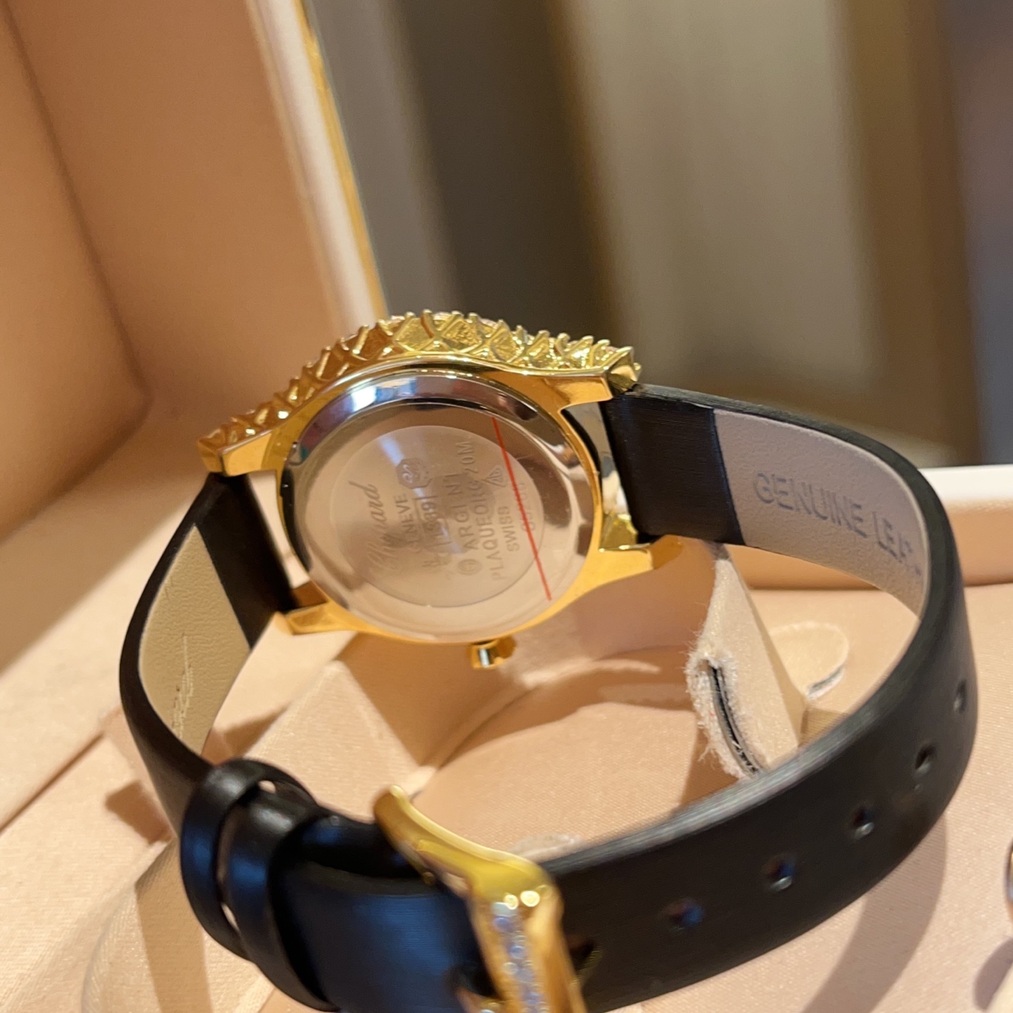 💰270
Chopard肖邦L‘HeureduDiamant#系列腕表，采用品牌标志性“皇冠爪镶”工艺，以精湛技艺与风格为女性之美谱写出一曲奢美的颂歌，一如作品上镶嵌的耀眼美钻，永恒不息地赞颂着光的魅力，佩戴后每分每秒闪耀璀璨。