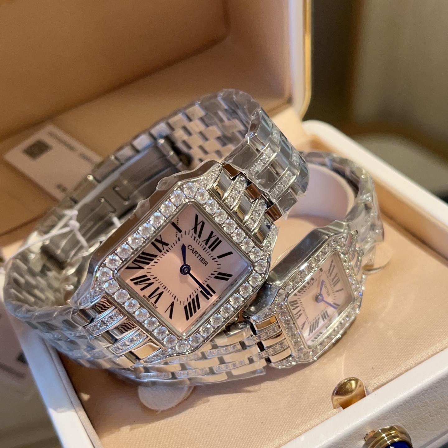 💰白钢带镶钻款 360
卡地亚复古山度士系列
中号尺寸：宽度26mm 长度36mm
小号尺寸：宽度21mm 长度28mm
进口石英机芯，316L精钢表壳表链。蓝晶石表冠！淬火钢蓝指针，隐藏式折叠表扣