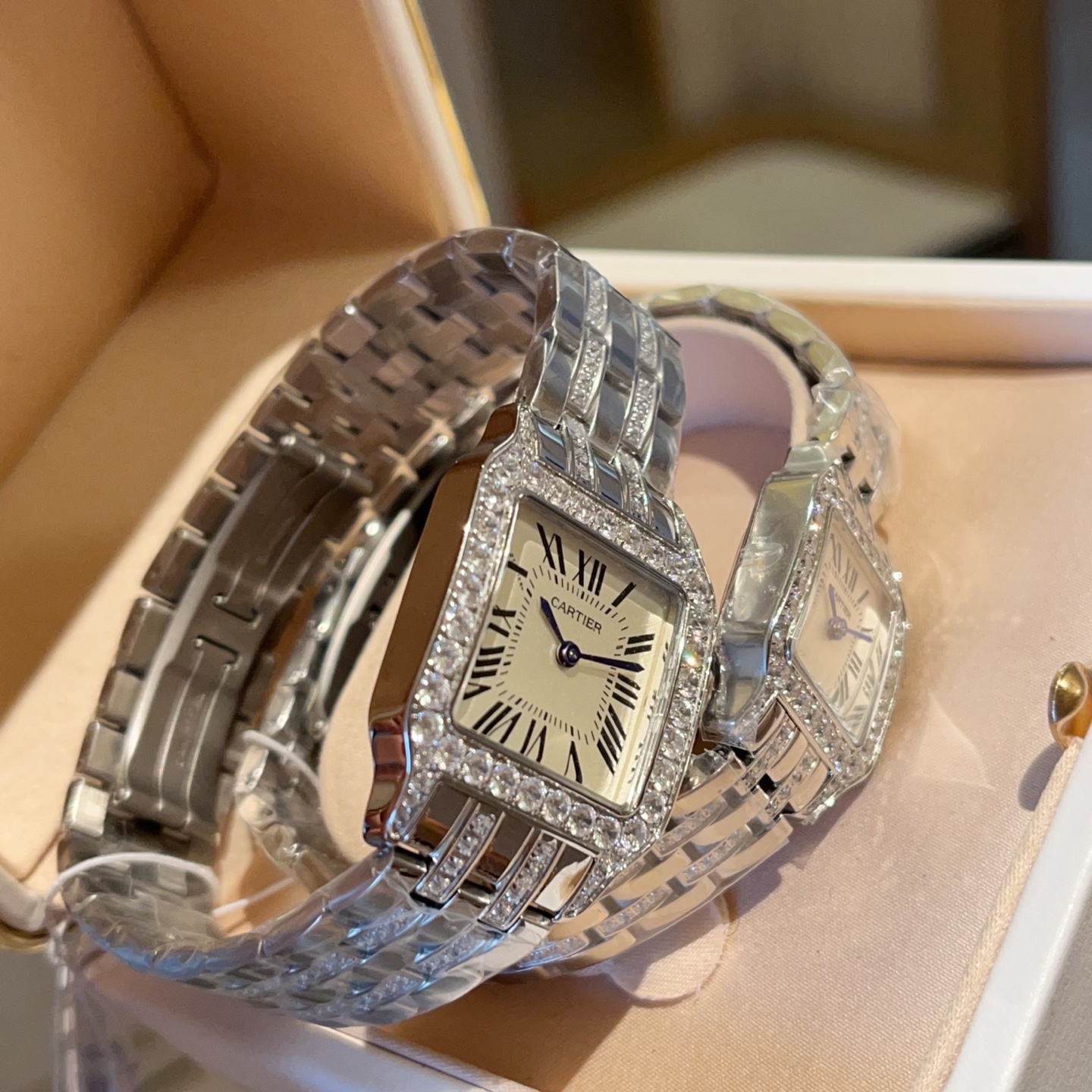 💰白钢带镶钻款 360
卡地亚复古山度士系列
中号尺寸：宽度26mm 长度36mm
小号尺寸：宽度21mm 长度28mm
进口石英机芯，316L精钢表壳表链。蓝晶石表冠！淬火钢蓝指针，隐藏式折叠表扣