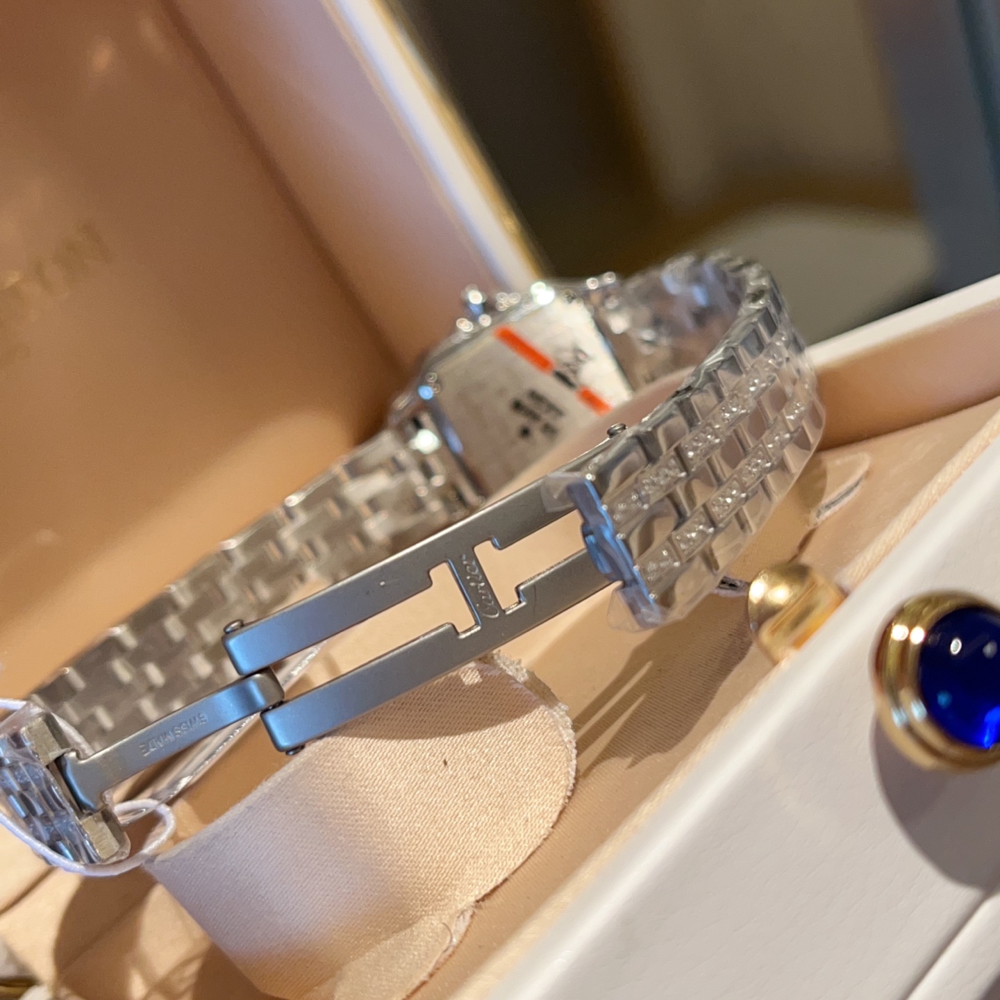 💰白钢带镶钻款 360
卡地亚复古山度士系列
中号尺寸：宽度26mm 长度36mm
小号尺寸：宽度21mm 长度28mm
进口石英机芯，316L精钢表壳表链。蓝晶石表冠！淬火钢蓝指针，隐藏式折叠表扣