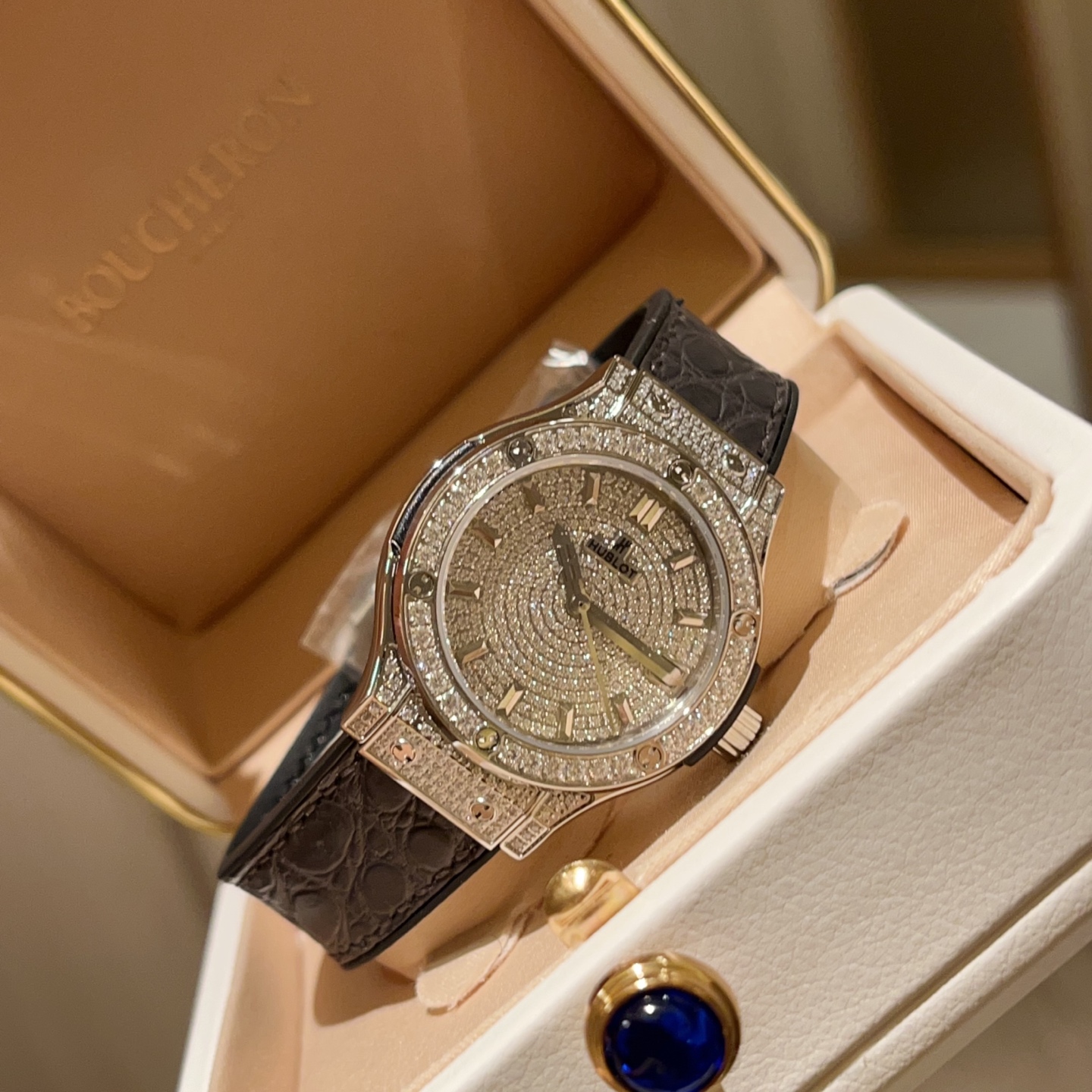 NO:394395,Full Diamond Original Die, Highest Version Replica Hublot (Hengbao) Classic Fusion Series Women's High-end Watch!  The latest Hublot women's 33mm watch is launched, with the quality of replicas at high-end, and the overall structure is consistent with the original structure!  Details 1: Use Swiss Ronda quartz movement crocodile leather strap 2: The shell is polished delicately and white, and the oblique polished arc chamfer is consistent with the authentic product. 3 The literals are consistent with the authentic product in comparison with various constant lights!  4: The case thickness is the same as that of the genuine product. 5: The watch is made of original molding, and the accessories of the replicas can be replaced with the genuine product. crocodile skin19860909满钻 原版开模 最高版本复刻 宇舶Hublot（恒宝）经典融合系列 女款高端腕表！最新推出宇舶女款33mm腕表,在高端复刻品质一如继往, 整体结构与原装结构保持一致！细节方面1 :采用瑞士朗达石英机芯 鳄鱼皮表带 2 : 壳身抛光细腻洁白光亮,斜边抛光弧度倒角与正品一致,3 字面与正品在各种常光的对比下一致！4 : 表壳厚度与正品一致5 : 腕表采用原装开模制做,复刻品之配件可以与原装正品互为通用替换,,crocodile skin,Watch