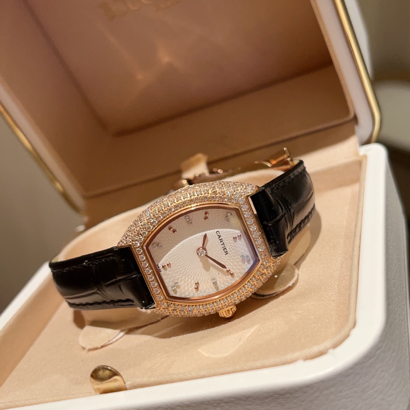P550💰卡地亚-Cartier ，Mini lady 酒桶型，采用原装进口瑞士石英机芯，法国蓝宝石水晶镜面，表壳镶满施华洛世奇真水钻18K金工艺，牛皮表带 ，外型精巧别致，360度惊艳，上手效果极佳，精致奢华有内涵！直径：27.5*33 mm   厚度：6.3mm（升级内容如下，机芯精简版C1Ct163正式面世，指针高度通过改良浓缩进一步压缩到了9.2个丝👍，姐妹们可搜索下能在机芯上加锆钻的，目前来看C1Ct163机芯能排第二，至于第一目前搜遍全网还尚未发现、字面重做由原来的18个丝压缩到7个丝位，才能腾出适当的高度去做锆钻指针，研发不易且行且惜，此次只推出300套（限量版钻石型指针）后续恐将不再推出了，实属吃力不讨好，费时又费脑，懂的姐妹们赶紧行动起来，忍不住吐槽下：耗时8个多月报废无数次试品才得以最终敲定成型定模，一切只因因梦而生，力求完美极致，展现腕间美美的您🎀🎀🎀