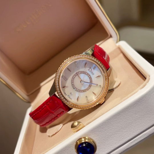 Élégante Montre Dior avec Bracelet en Cuir Rouge et Cadran Pavé de Diamants