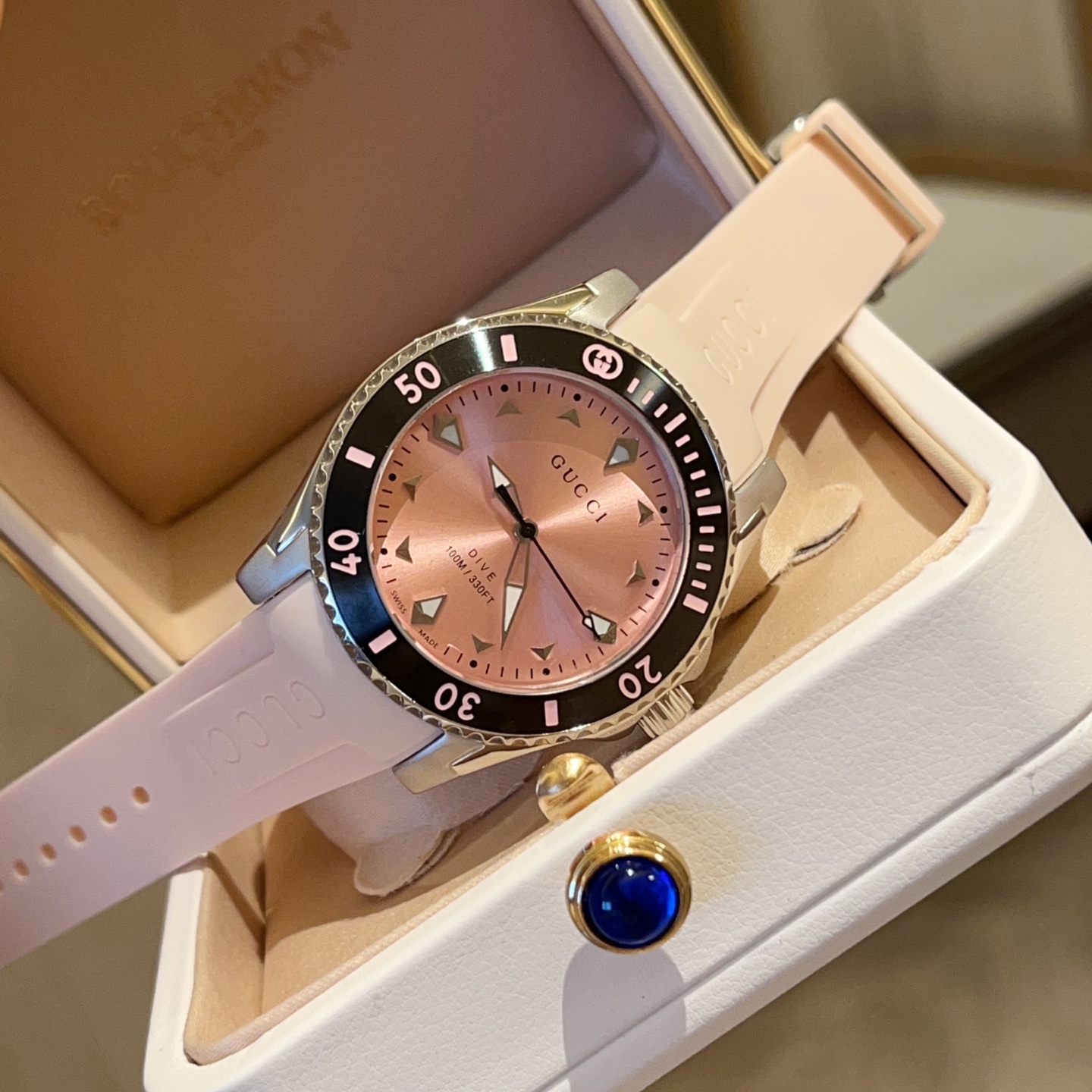 Gucci Dive Montre Quartz Rose 40mm - Bracelet Caoutchouc Rose - Élégance et Performance