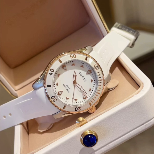Elegant Gucci Dive Watch with White Rubber Strap and Rose Gold Accents - New