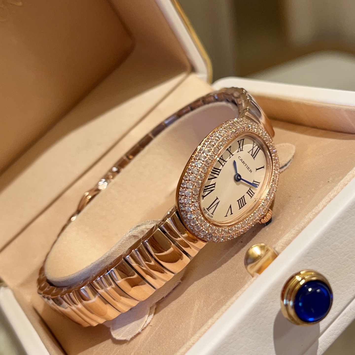 שעון יד אלגנטי מסדרת Baignoire של Cartier - יפה וקלסיִ 8 i1757573936117 2436 0 6