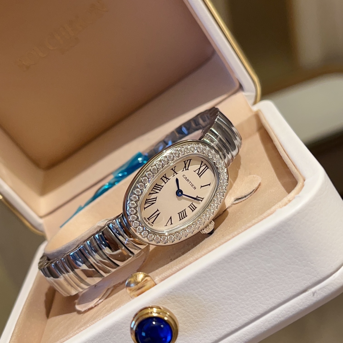 NO:821459,White shell single row diamond Baignoire bathtub series watch, elegant European style bathtub shape, perfect interpretation of Cartier's classic aesthetics, emerging the new power of watch design. Another classic bathtub series of Cartier. When I got the actual product, I was surprised, it looks so good!  The oval shape feels like the shape of an elegant European-style bathtub, which is so pretty!  Baignoire bathtub series watch, small model, quartz movement. Inlaid with a cabochon sapphire. Silver-plated dial, sword-shaped blue steel hands. Case size 32x26 mm, thickness 8 mm, cartier19860909白壳单排钻 Baignoire浴缸系列腕表,典雅欧风浴缸形状,完美演绎卡地亚的经典美学,涌现腕表设计的焕新力量 卡家又一经典之作浴缸系列.实物拿到手的时候大吃一惊,颜值高 ！椭圆外型的感觉正是典雅欧风浴缸形状,这也太好看了吧！ Baignoire浴缸系列腕表,小号表款,石英机芯.镶嵌一颗凸圆形蓝宝石.镀银表盘,剑形蓝钢指针 表壳尺寸32x26毫米 厚度8毫米,,cartier,Watch