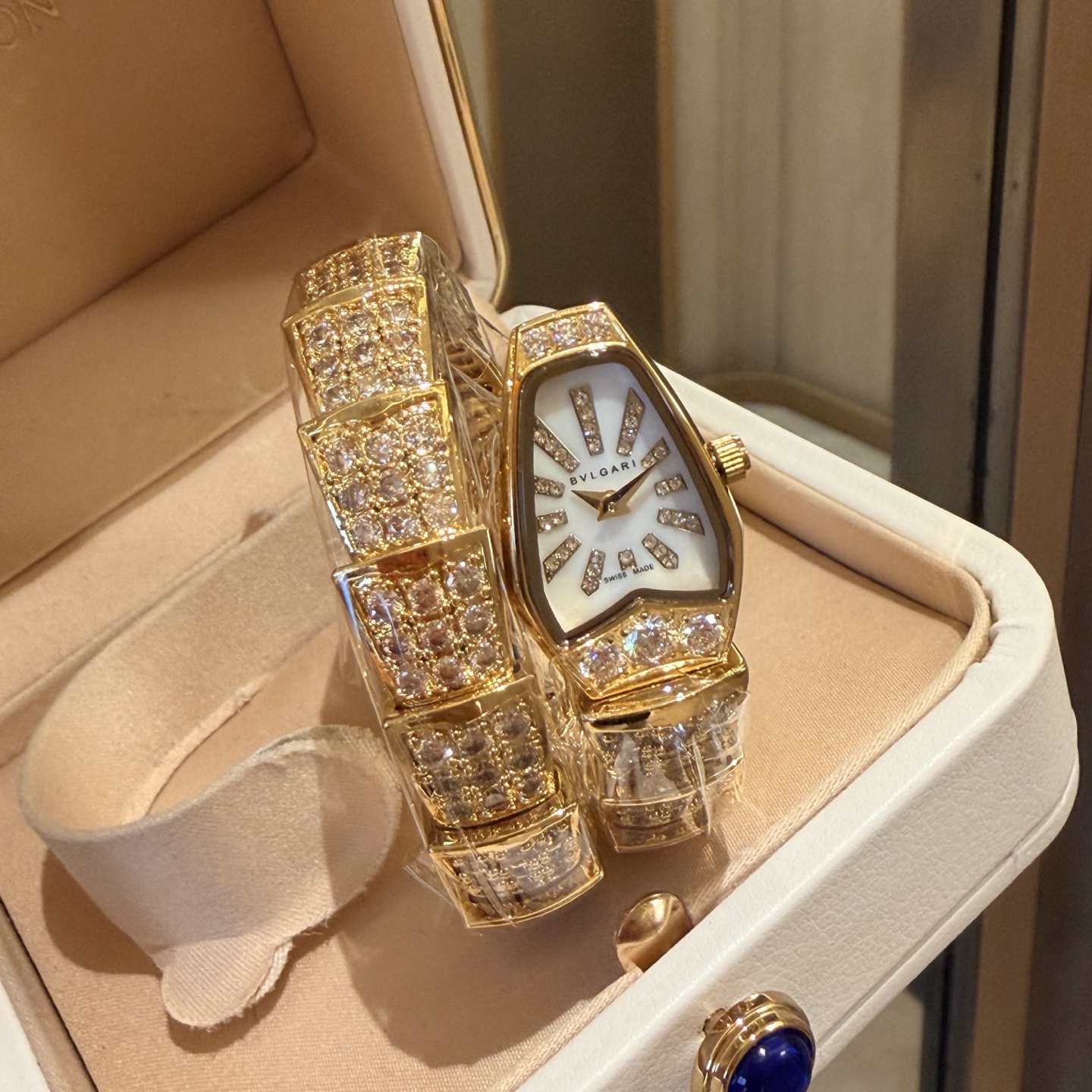 NO:728367,Bvlgari (Italian jewelry brand) Bvlgari Serpentine-Spiga series watch strap made of K gold inlaid with zircon. The modern design combines ancient symbolism, Serpenti  The wheat ear pattern on Spiga conveys endless charm, and the exquisite watch ring has become a symbol of eternity. At the same time, the attractive single-turn winding watch ring wraps around the wrist like a snake. At the top of the unique wheat ear pattern watch ring, a delicate snake head-shaped dial makes it more perfect.,, bvlgari19860909宝格丽（意大利珠宝品牌） 宝格丽Serpentine-Spiga系列腕表 表带K金镶嵌锆石做 现代感的设计融合古老的象征意味,Serpenti Spiga上的麦穗图案传递出无穷韵味,精美的表环已化为永恒的象征.同时,腕表诱人的单圈蜿蜒的表环如蛇般缠绕于手腕之上.在独特的麦穗花纹的表环的顶端,一枚精致的蛇头状表盘使其更臻完美.,,bvlgari,Watch