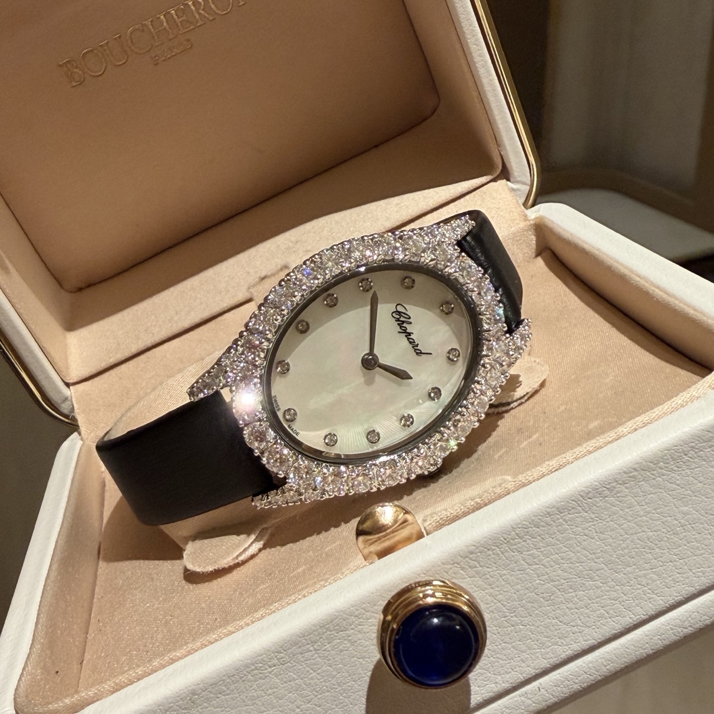 Chopard L'Heure du Diamant white mother-of-pearl dial, diamond-set white case, white strap 36mm Women's Quartz