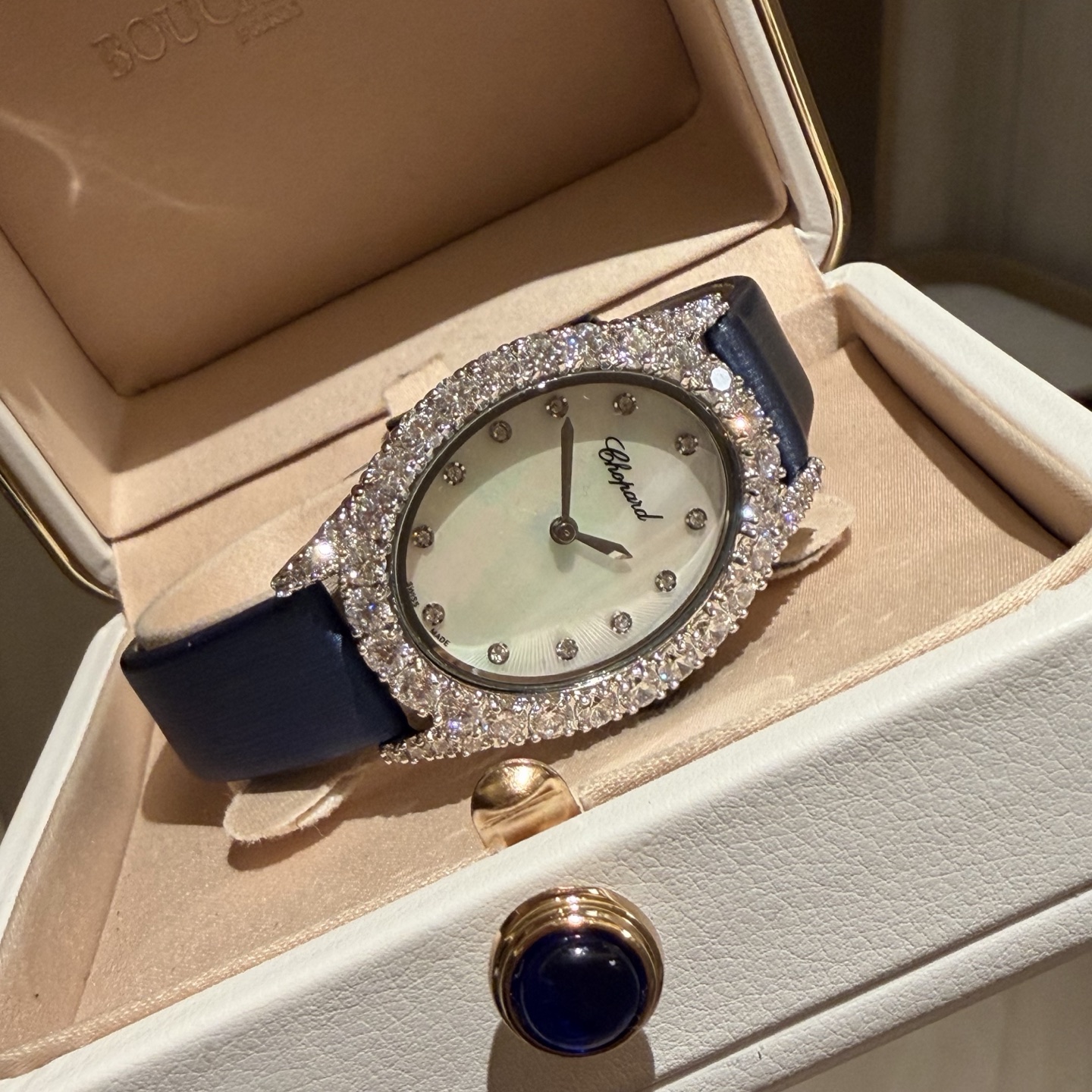 Chopard L'Heure du Diamant white mother-of-pearl dial, diamond-set white case, white strap 36mm Women's Quartz
