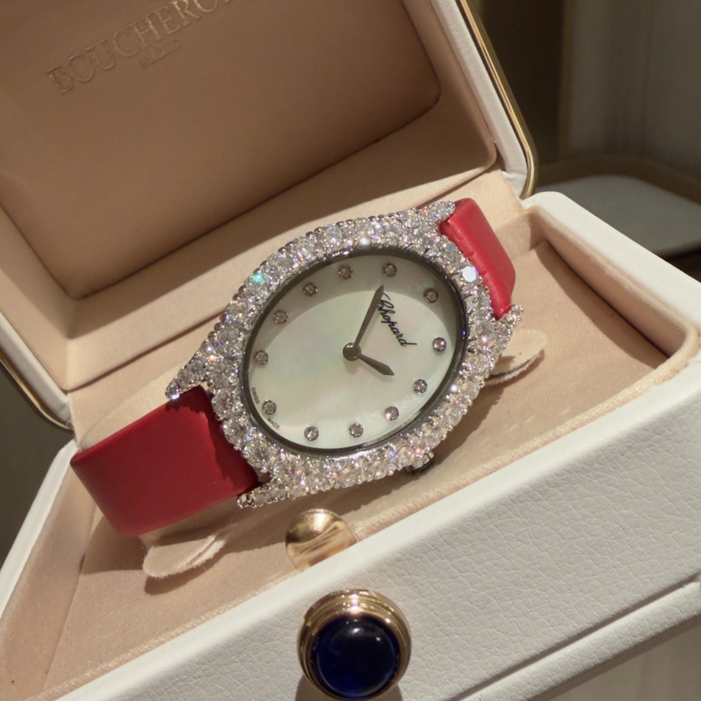 Chopard L'Heure du Diamant white mother-of-pearl dial, diamond-set white case, white strap 36mm Women's Quartz
