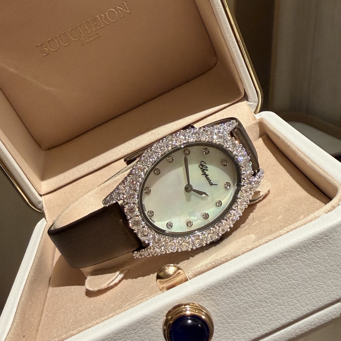 Chopard L'Heure du Diamant white mother-of-pearl dial, diamond-set white case, white strap 36mm Women's Quartz