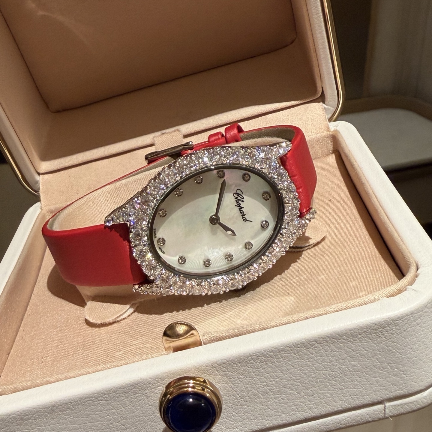 Chopard L'Heure du Diamant Oval white gold diamond-set case and bezel, white mother-of-pearl dial, red satin strap 26mm Women's Quartz