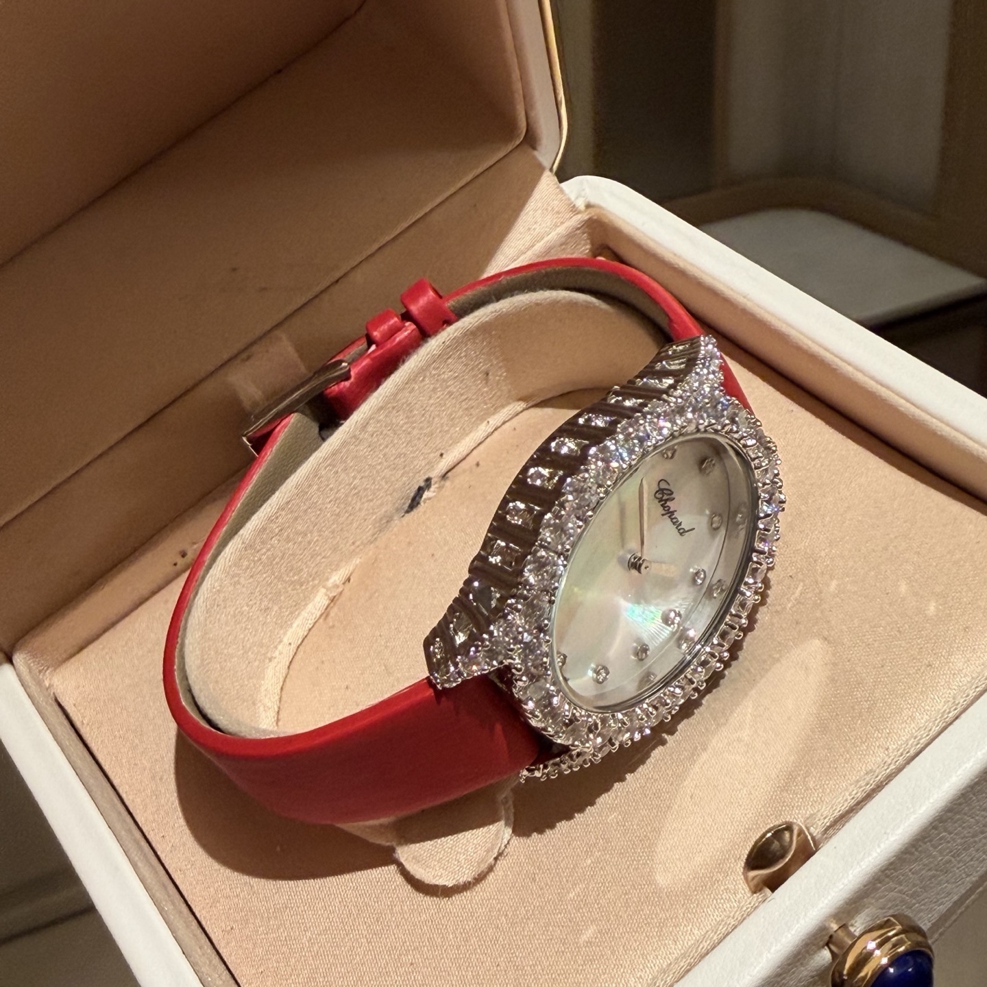 Chopard L'Heure du Diamant Oval white gold diamond-set case and bezel, white mother-of-pearl dial, red satin strap 26mm Women's Quartz