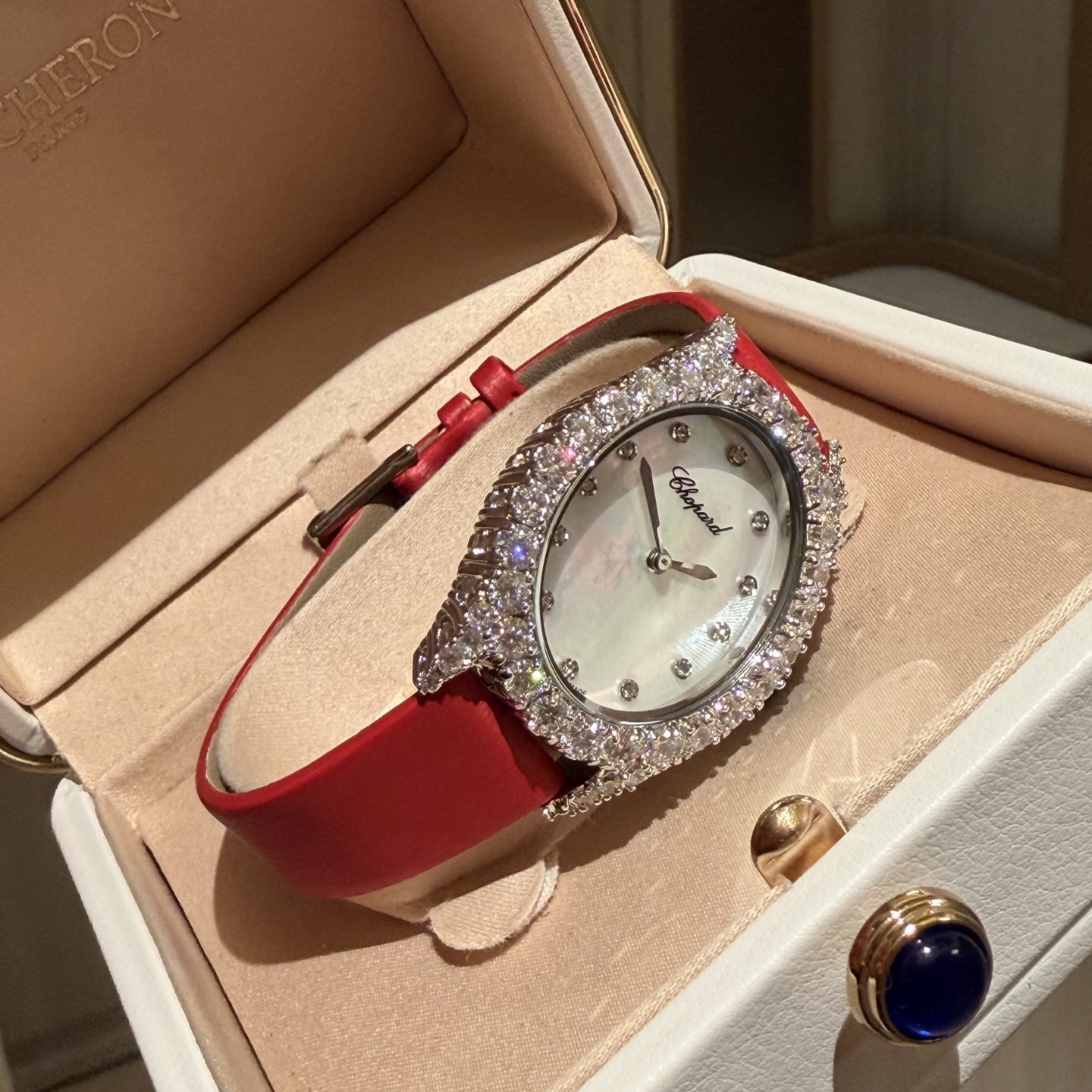 Chopard L'Heure du Diamant Oval white gold diamond-set case and bezel, white mother-of-pearl dial, red satin strap 26mm Women's Quartz