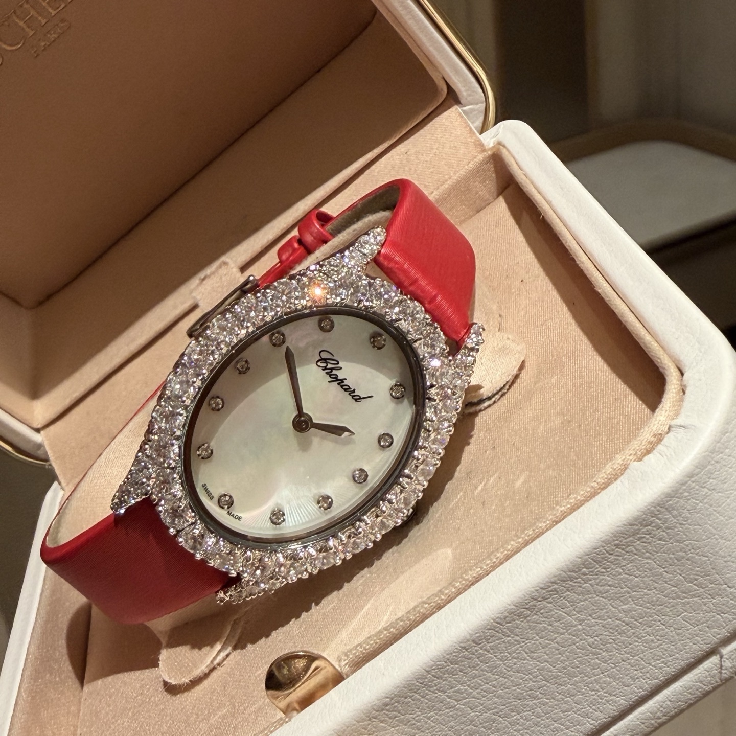 Chopard L'Heure du Diamant Oval white gold diamond-set case and bezel, white mother-of-pearl dial, red satin strap 26mm Women's Quartz