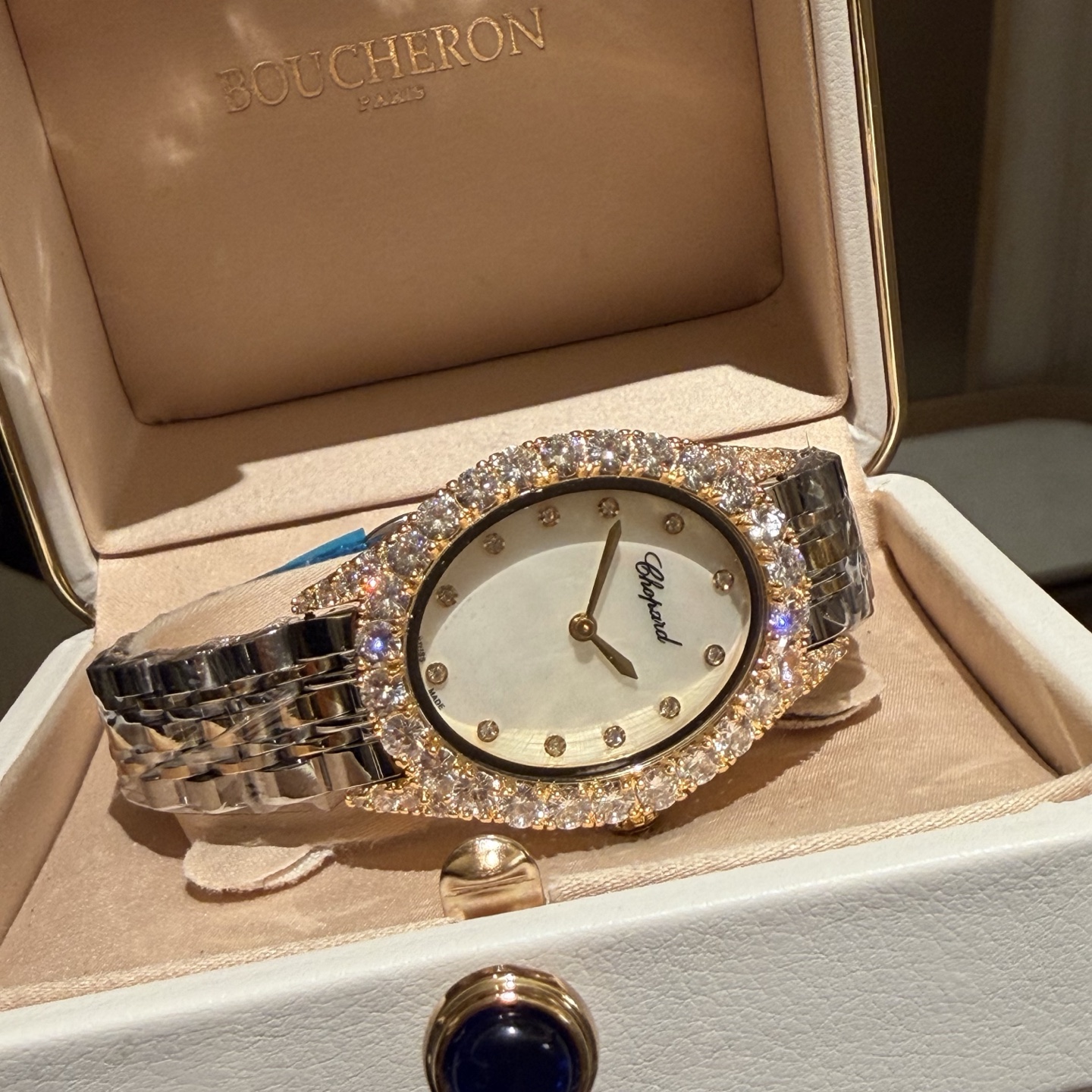 Chopard L'Heure du Diamant Cassa e lunetta ovale in oro rosa con diamanti, quadrante in madreperla bianca, bracciale in oro rosa 26 mm Quarzo da donna