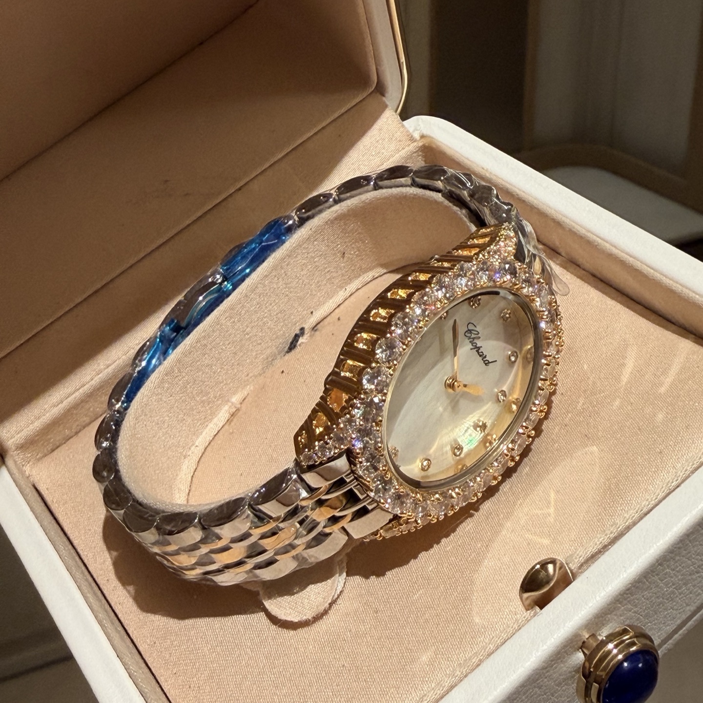 Chopard L'Heure du Diamant Cassa e lunetta ovale in oro rosa con diamanti, quadrante in madreperla bianca, bracciale in oro rosa 26 mm Quarzo da donna