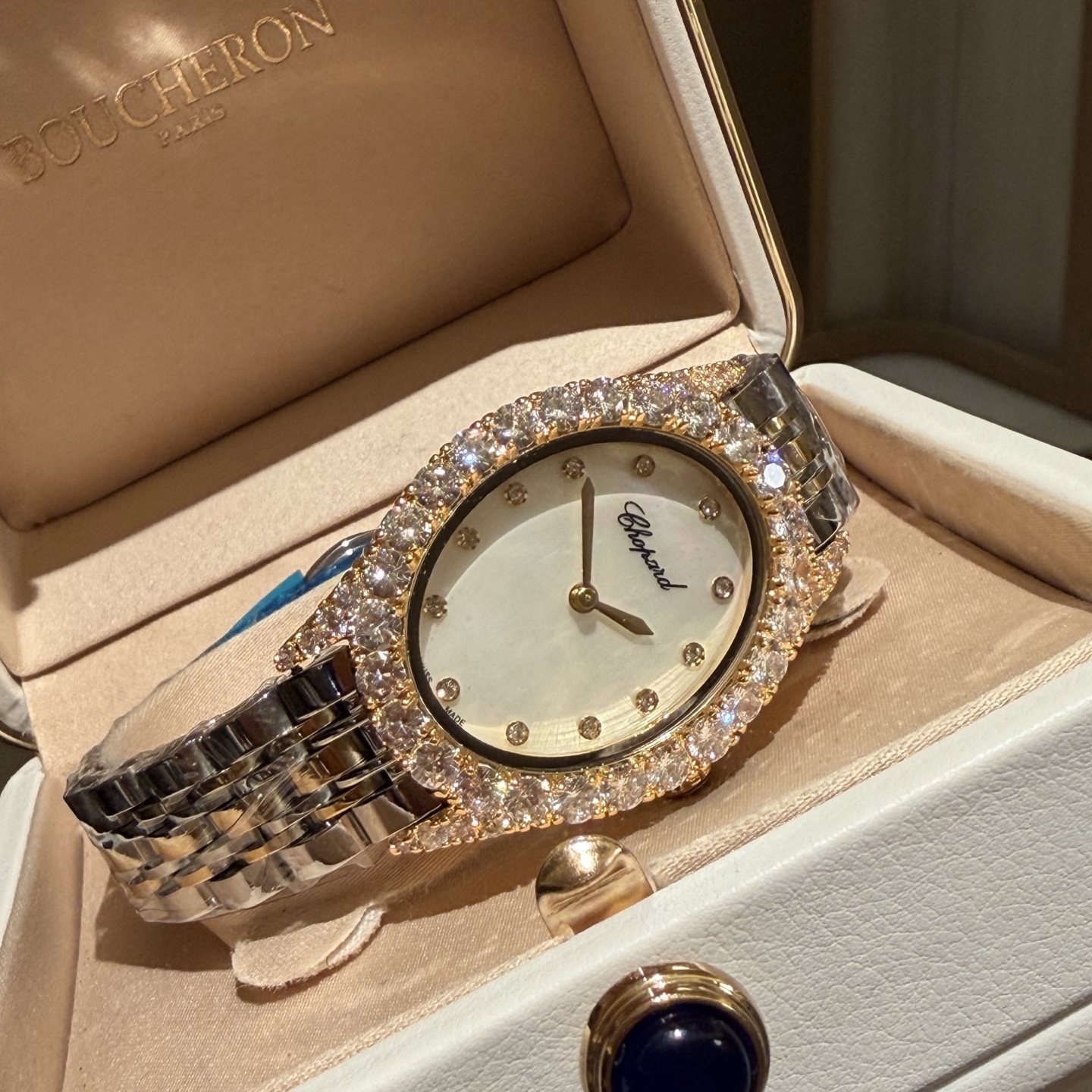 Chopard L'Heure du Diamant Cassa e lunetta ovale in oro rosa con diamanti, quadrante in madreperla bianca, bracciale in oro rosa 26 mm Quarzo da donna