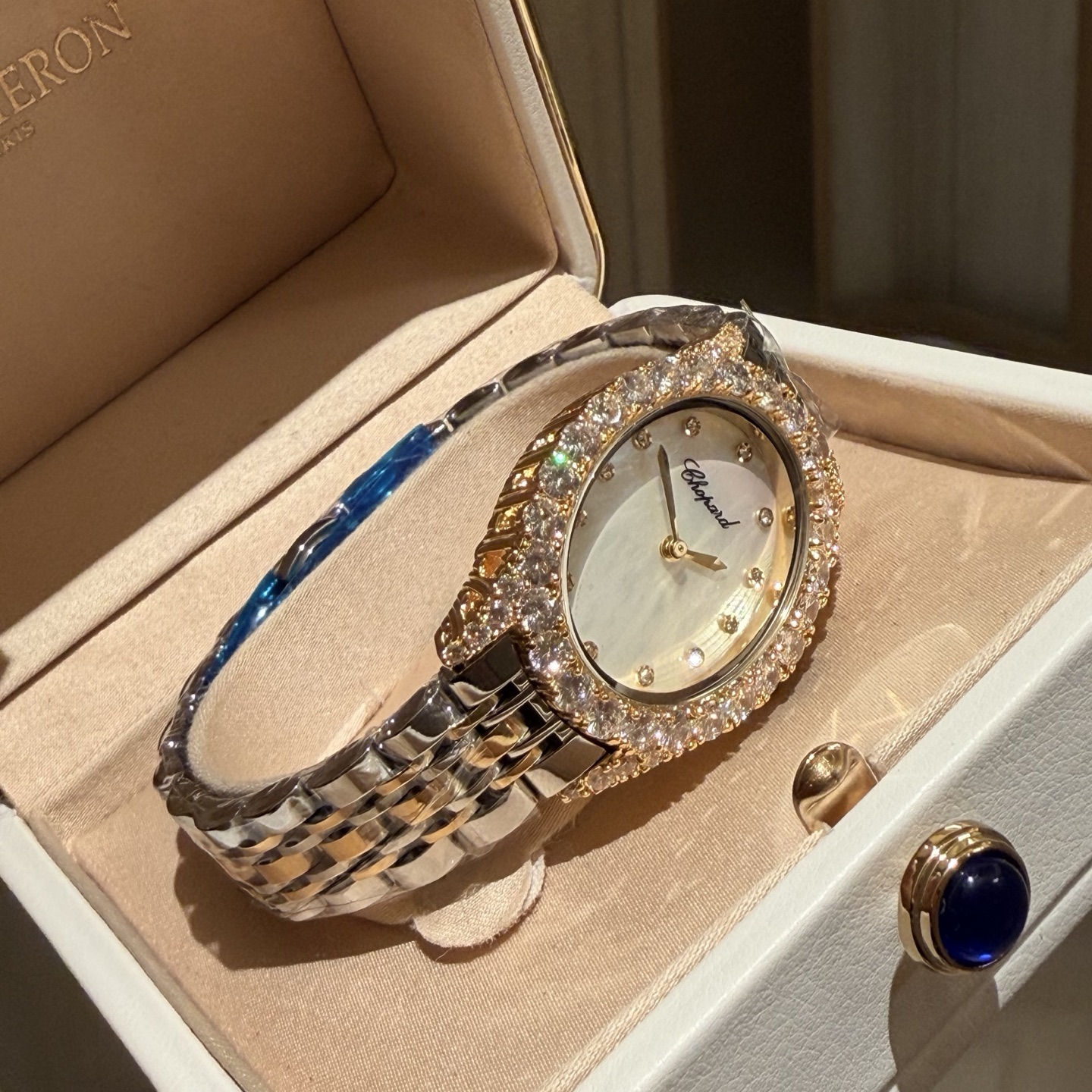 Chopard L'Heure du Diamant Cassa e lunetta ovale in oro rosa con diamanti, quadrante in madreperla bianca, bracciale in oro rosa 26 mm Quarzo da donna