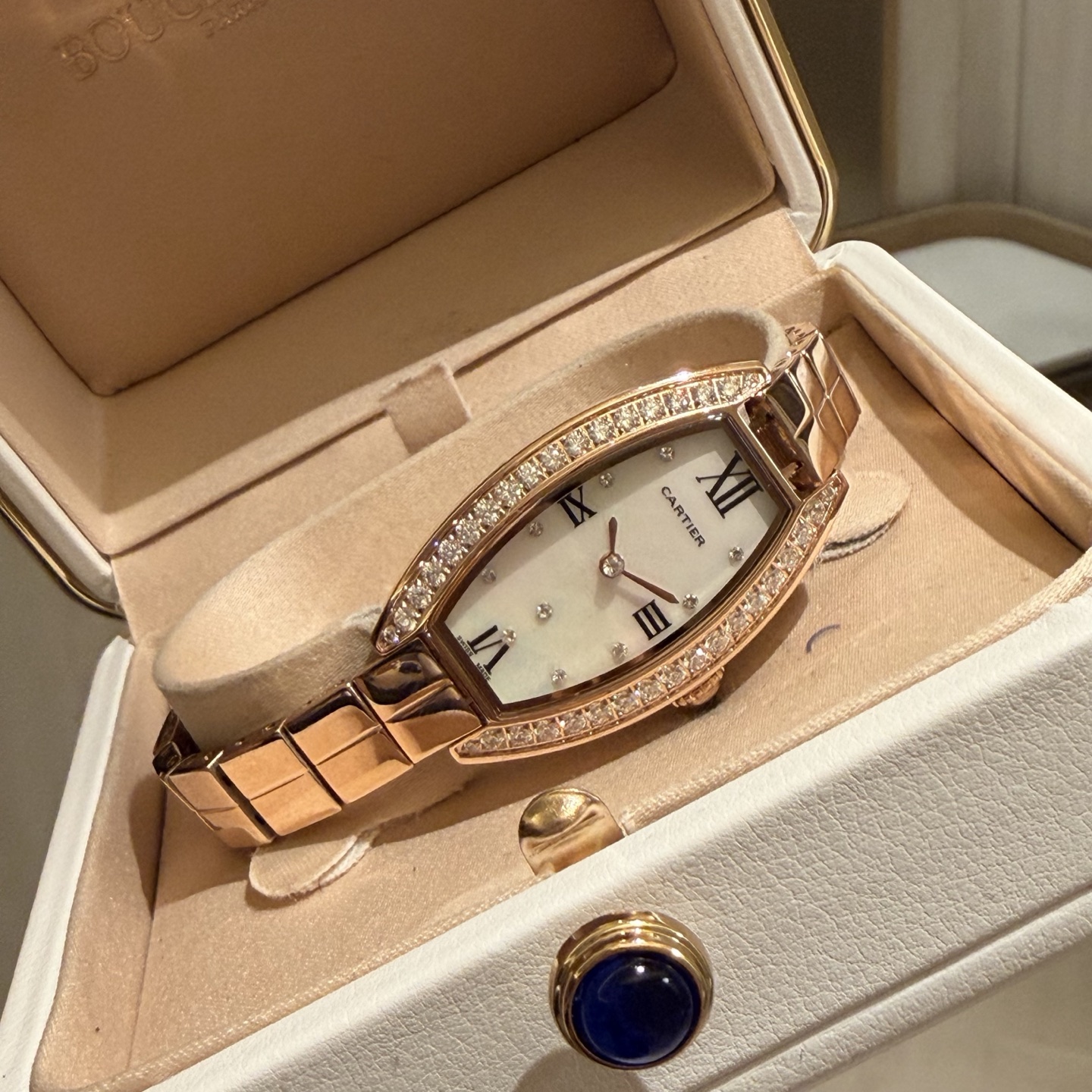NO:882161,A fully upgraded version has arrived. The gold and silver Cartier wine barrel luxury watch leads the style and transcends the times. Its design and exquisite extraordinary craftsmanship are favored by fashionable and noble people from all walks of life. This watch uses two different artistic styles, the bracelet and the watch, to perfectly integrate!  Showing its soft and elegant charm, it has become a model of Cartier!  Mini watch, upgraded hardcover C1Ct163 imported Swiss quartz movement. Stainless steel case and bracelet. Crown set with a white synthetic spinel. Silver-plated dial, sword-shaped blue steel hands!  Size 23mm19860909全面升级版到货,金银同价卡地亚Cartier酒桶奢华腕表,引领风格,超越时代,设计与精湛的非凡工艺,倍受各界潮流高贵的青睐,该腕表采用手链以及腕表两种不同艺术风格完美融合！尽显柔美优雅魅力,成为卡地亚典范之作！迷你表款,升级精装C1Ct163进口瑞士石英机芯.精钢表壳和表链.表冠镶嵌一颗白色合成尖晶石.镀银表盘,剑形蓝钢指针！尺寸23mmX30mm,升级内容如下,机芯精简版C1Ct163正式面世,,cartier,cartier,bracelet,Watch